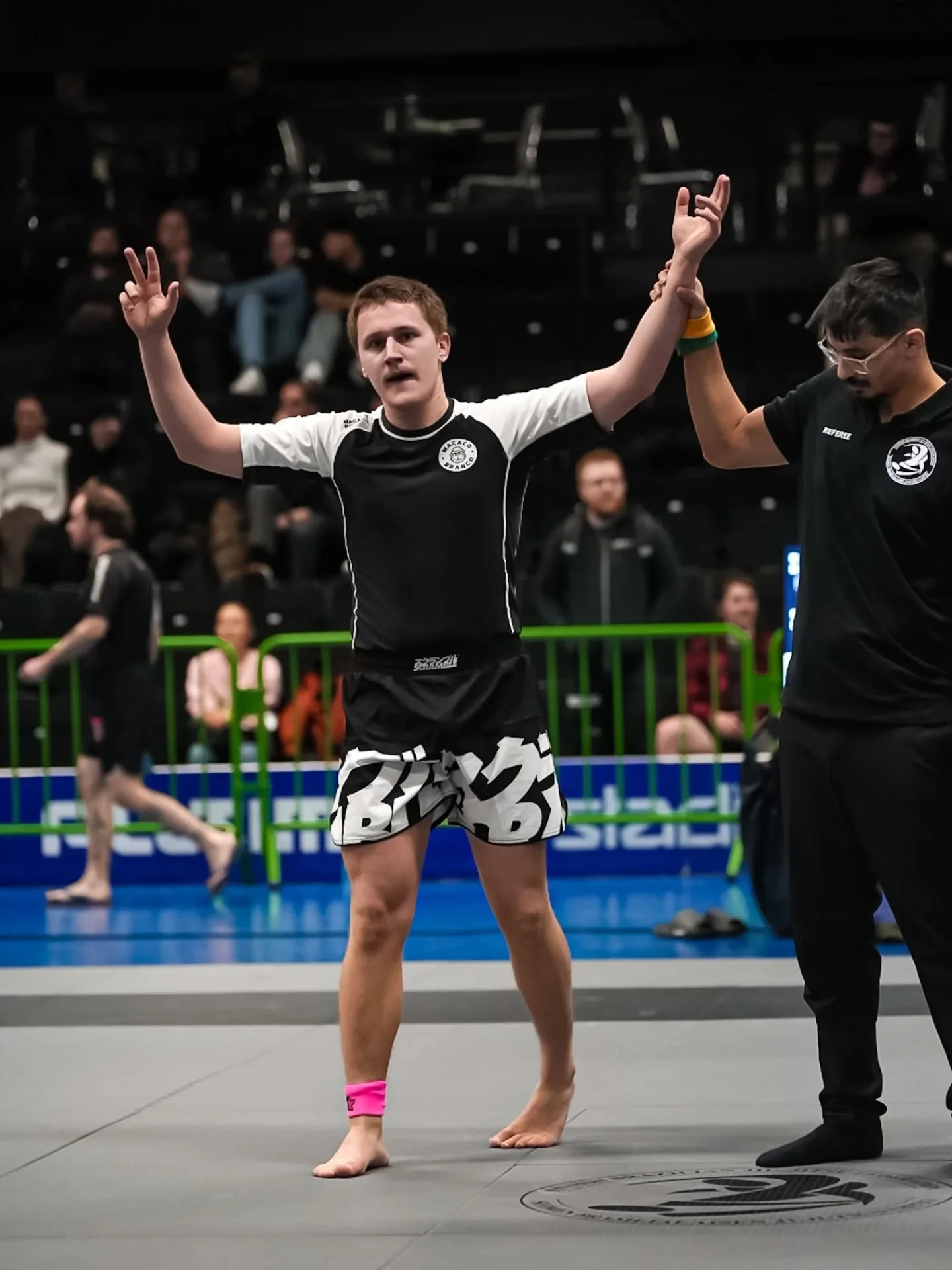 Nogi Sm-kisat p&auml;iv&auml; 2✌🏻

T&auml;n&auml;&auml;n valko v&ouml;iss&auml; meilt&auml; oli 2 urheilijaa. Aleksi oli ensikertalainen ja otti heti ensimm&auml;isess&auml; ottelussa voiton, mutta toisesta tuli h&auml;vi&ouml; piesteill&auml;. Eeme