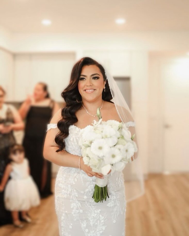 Hollywood Waves on gorgeous Bride 💍

Hair @thestylistvee 
Hair Extensions @bellamihair 24in 260grams