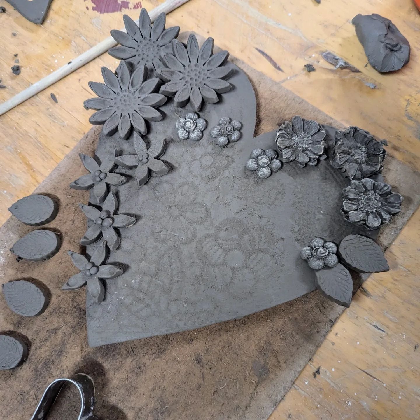 A lovely Saturday afternoon workshop making these beautiful decorative hearts. Sharing ideas, lots of creativity, cups of tea and wonderful conversations. What could be better than that? ❤️
#clayworkshops #homemade #handmade #artistteacher