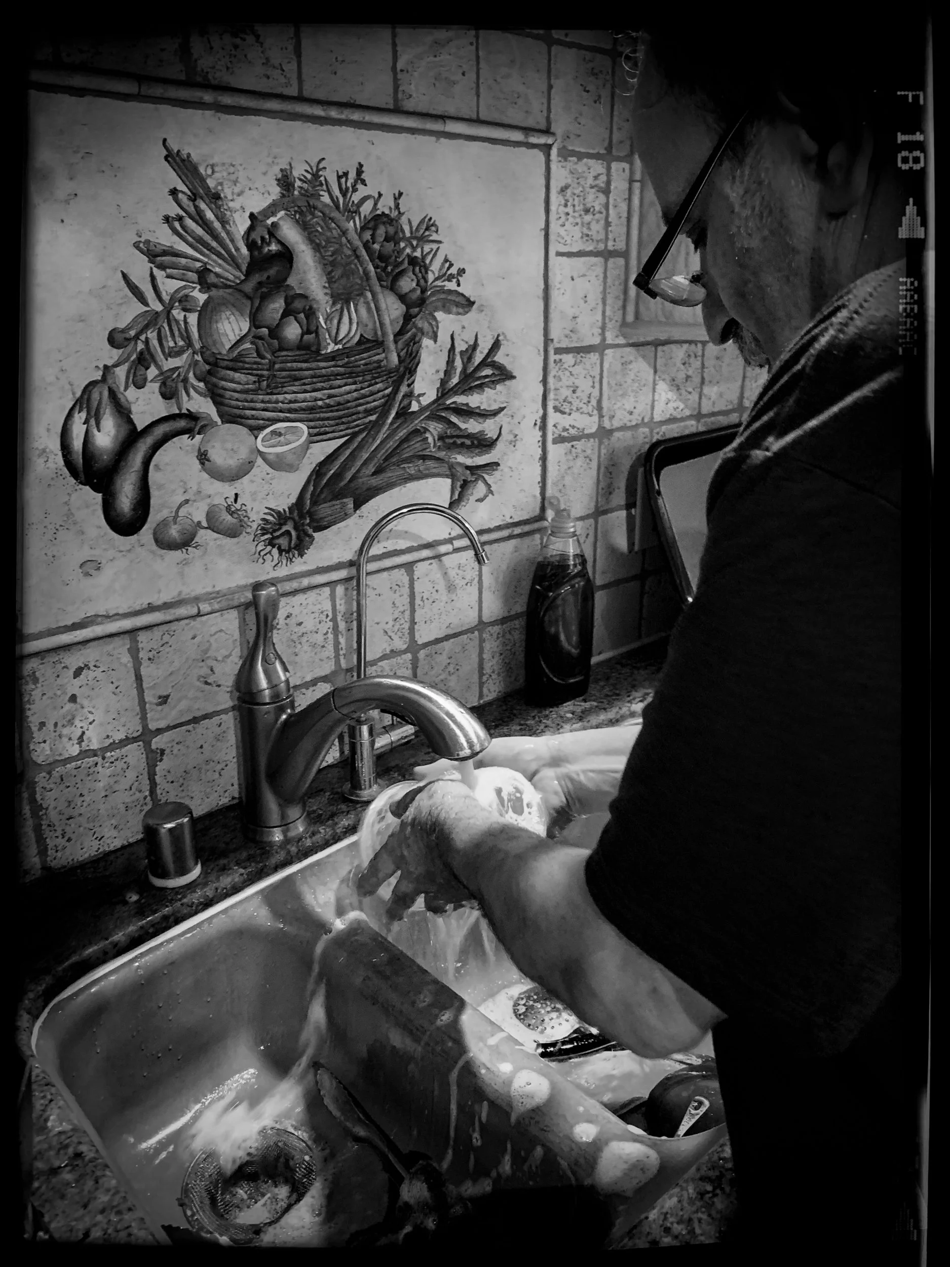 Niloofar Sahimi, "Wash It Down," 2021. Occasionally, my dad gets irritated by working at the computer too often and does not get a lot of breaks to alleviate himself. By washing the dishes, he rests himself and all of the negative feelings washes awa