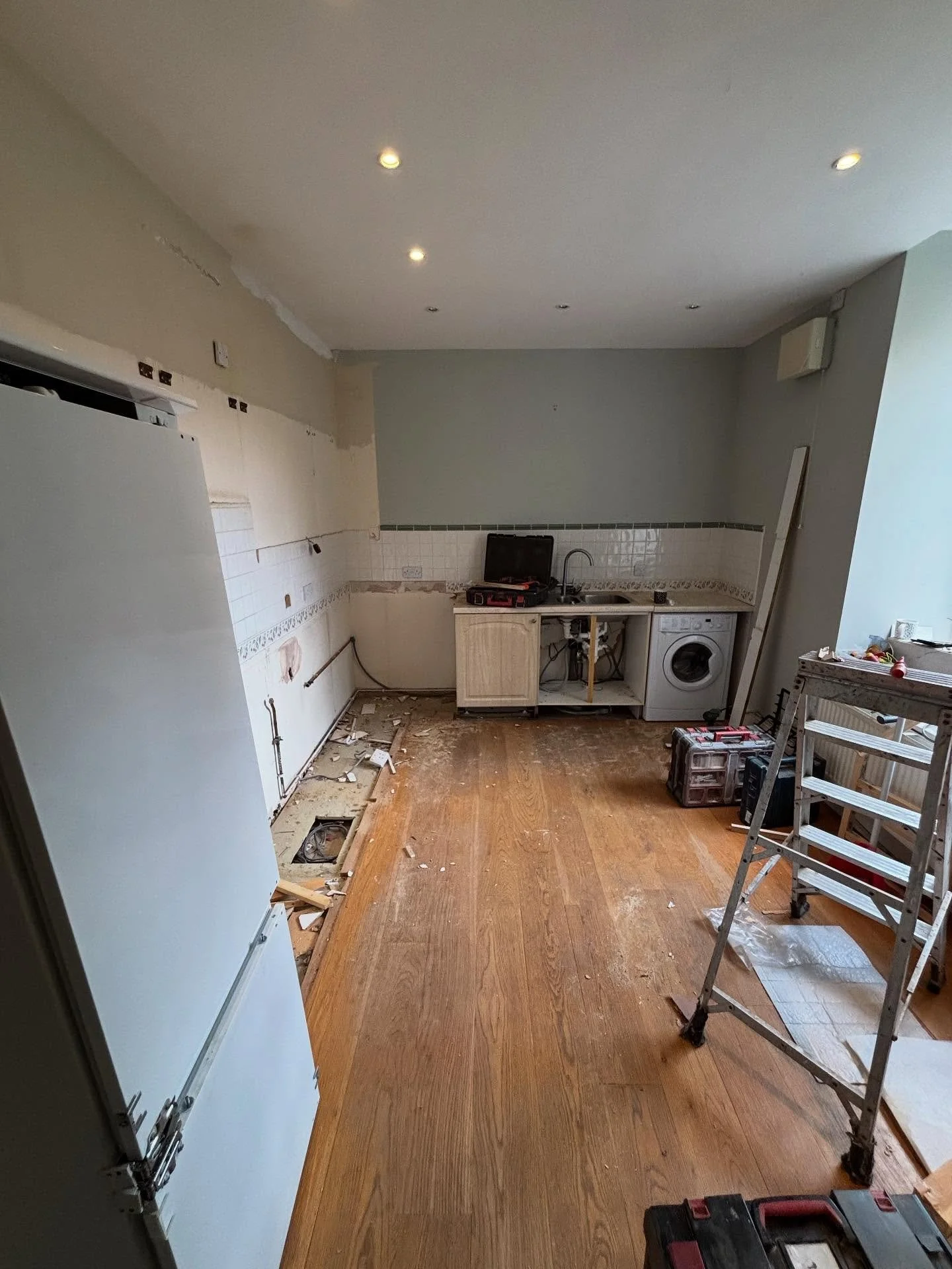 Before &amp; After: Kitchen Transformation for Our Lovely Clients 

From tired and dated , to sleek, timeless, and full of warmth &mdash; this kitchen has had a complete glow-up! 

Our clients wanted a space that felt elegant yet homely, and we deliv