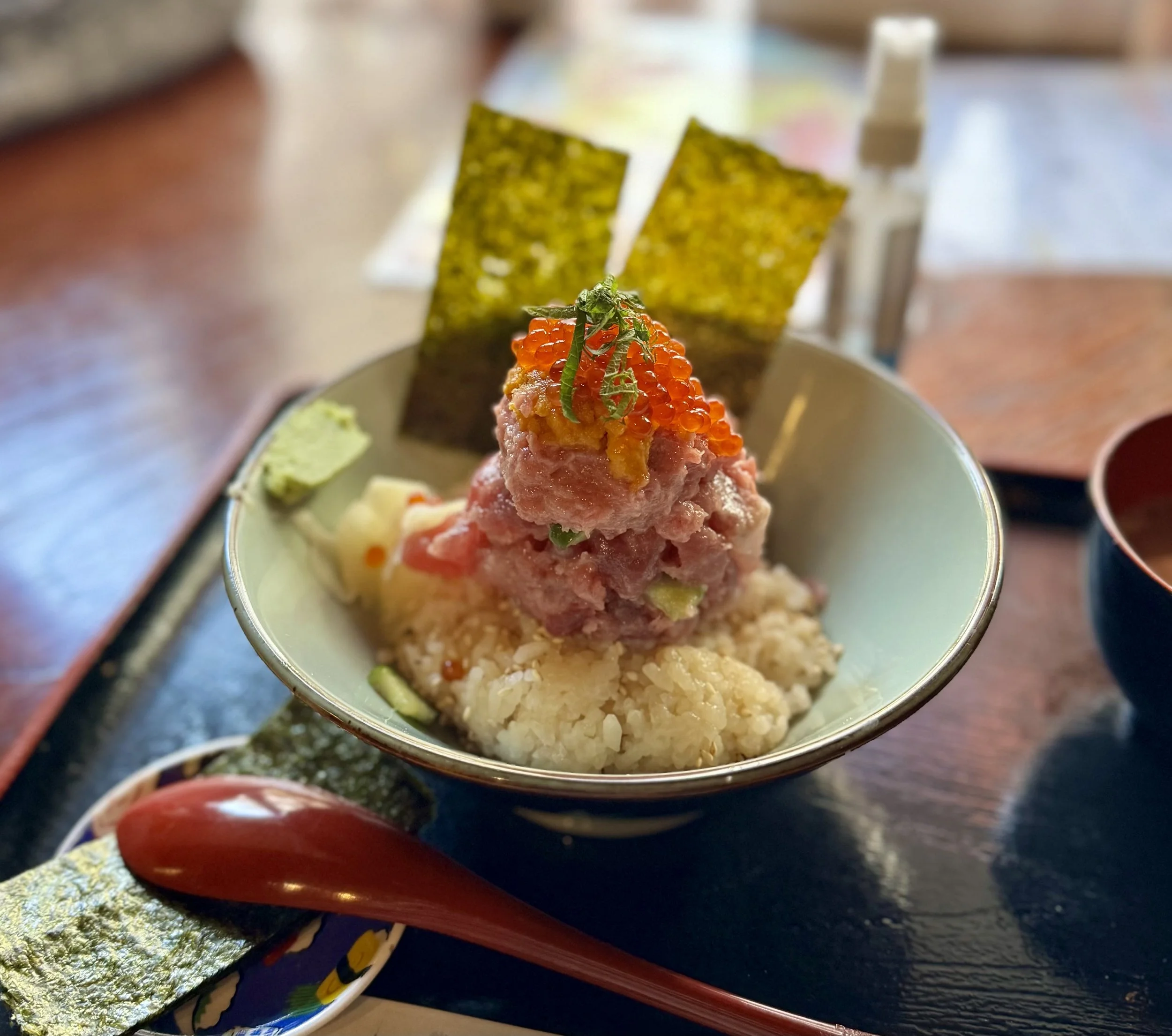 Sashimi Rice Bowl with Seaweed and Fish Eggs