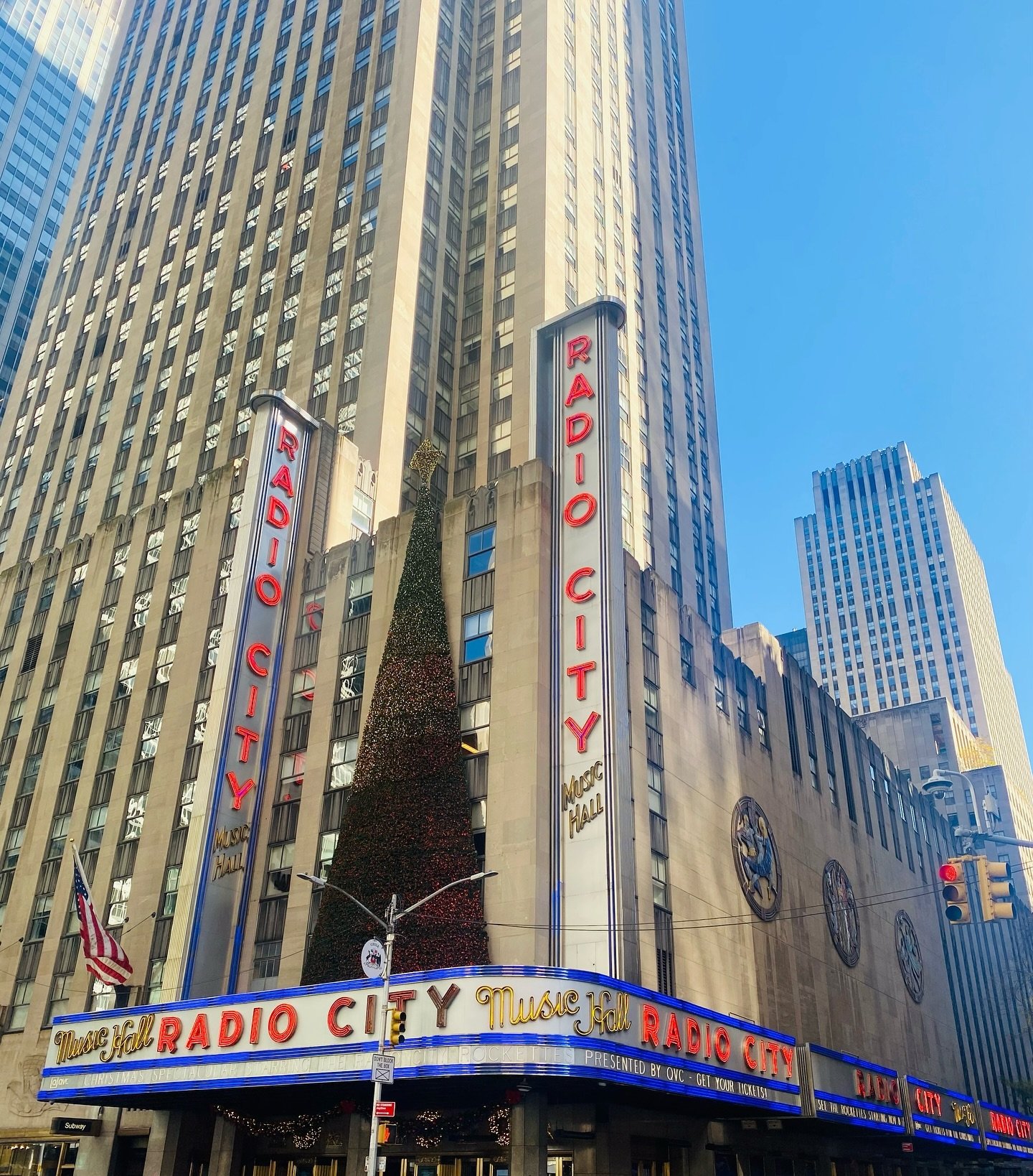 Living my NYC Christmas dreams for the next few months in the Christmas Spectacular Starring the Radio City Rockettes 🎄🎁🎅 This show is pure joy- something we can all use more of right now ❤️ would love to see you there and share in music and commu