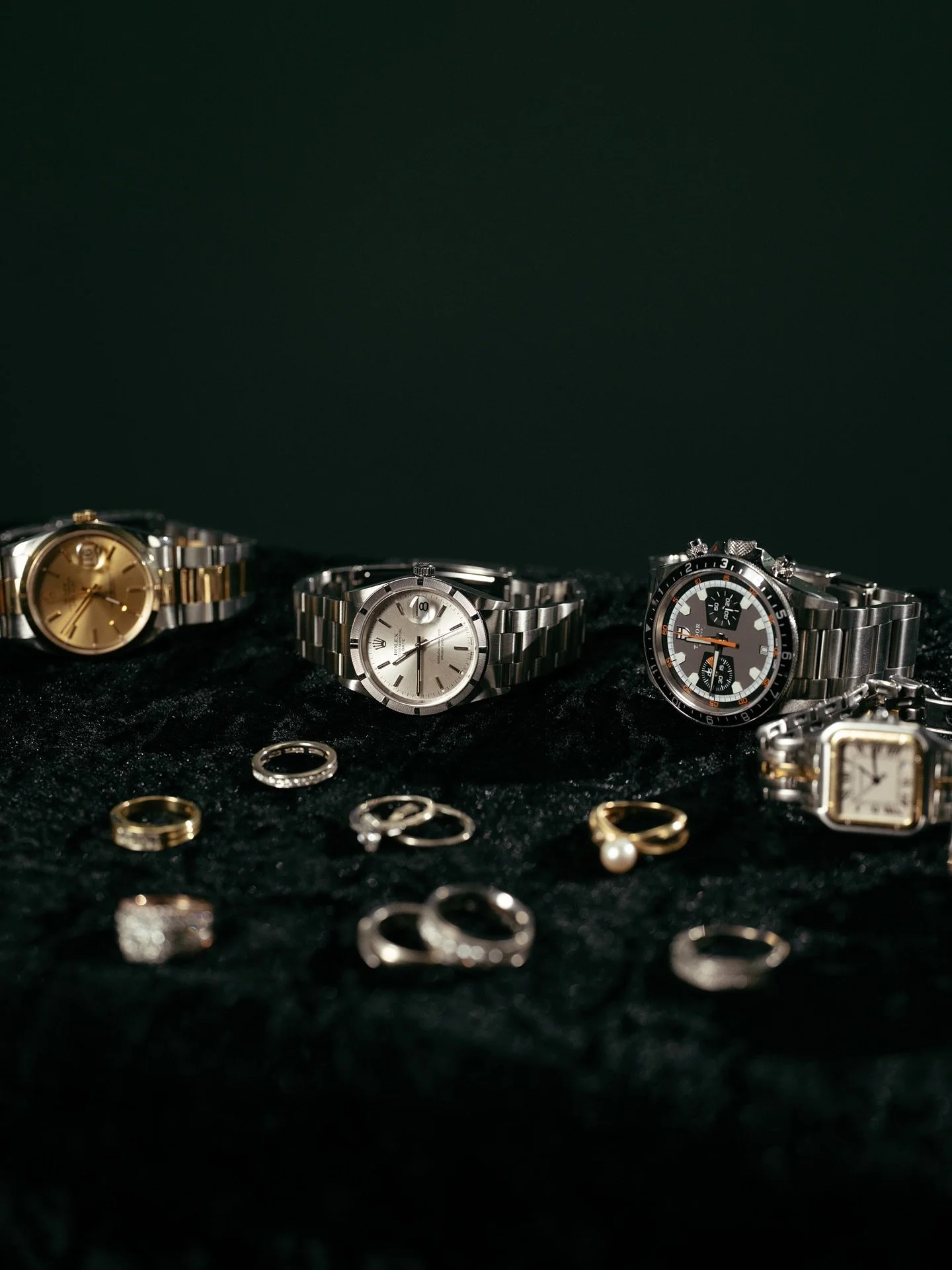 Vintage? Brand new? Broken? Never worn?

We purchase it all or simply give you a professional appraisal so you know exactly what you have.

No pressure to sell. Just honest insight so you can feel confident holding onto it or letting it go.

📍Locate