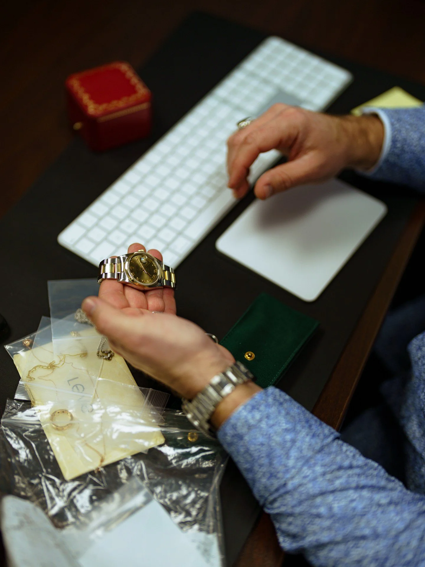 We offer a professional concierge service for the appraisal and acquisition of high-value collections, including brands like Rolex, Patek Philippe, Dior, and Louis Vuitton. 💼

Our process is designed for your complete convenience and discretion. Aft