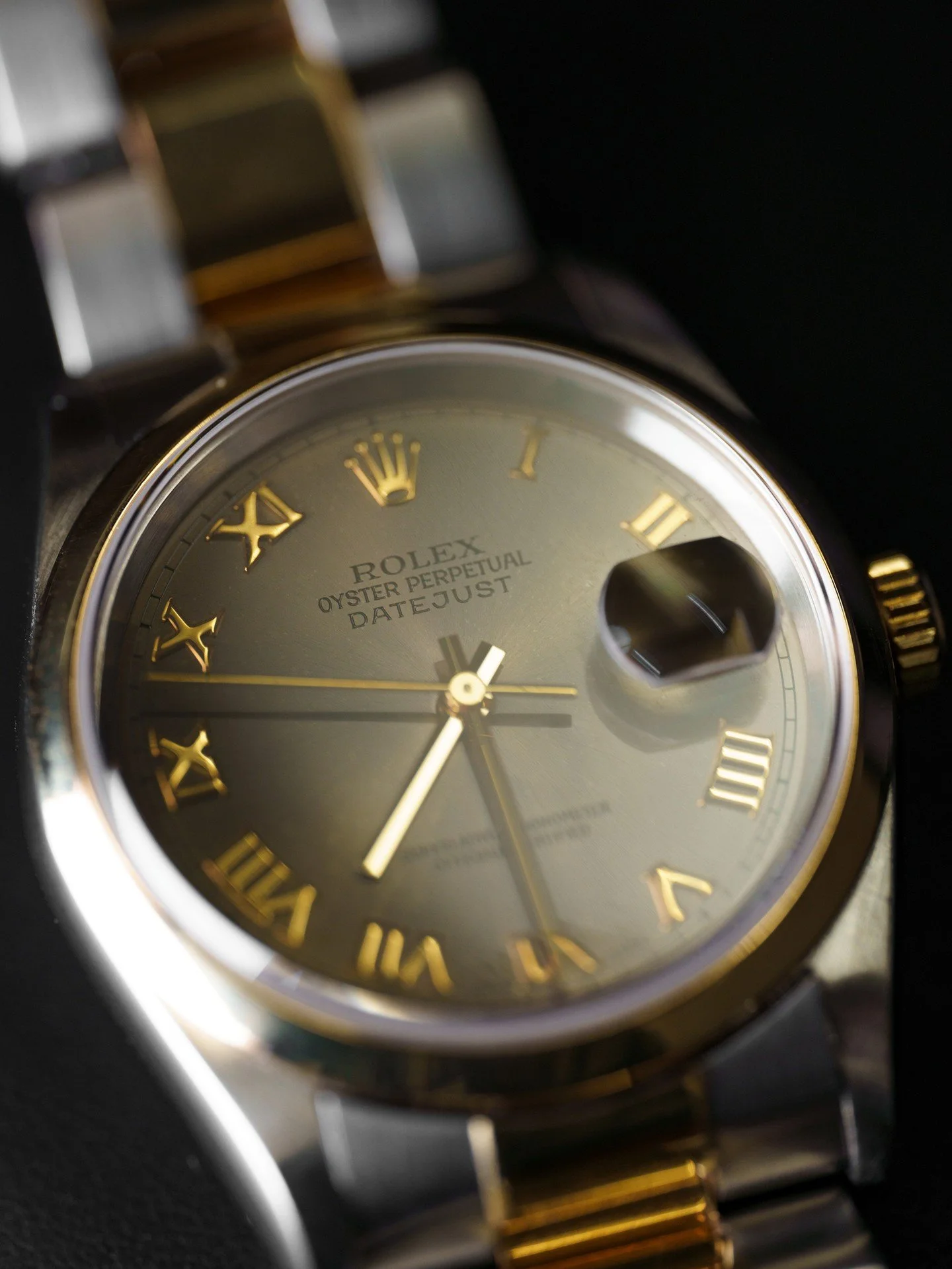 A truly iconic feature in Swiss watchmaking. 🔎

The distinctive magnifying lens over the date, known as the Cyclops, was patented by a legendary Geneva brand in the 1950s.

It was a purely functional innovation to improve legibility that has since b
