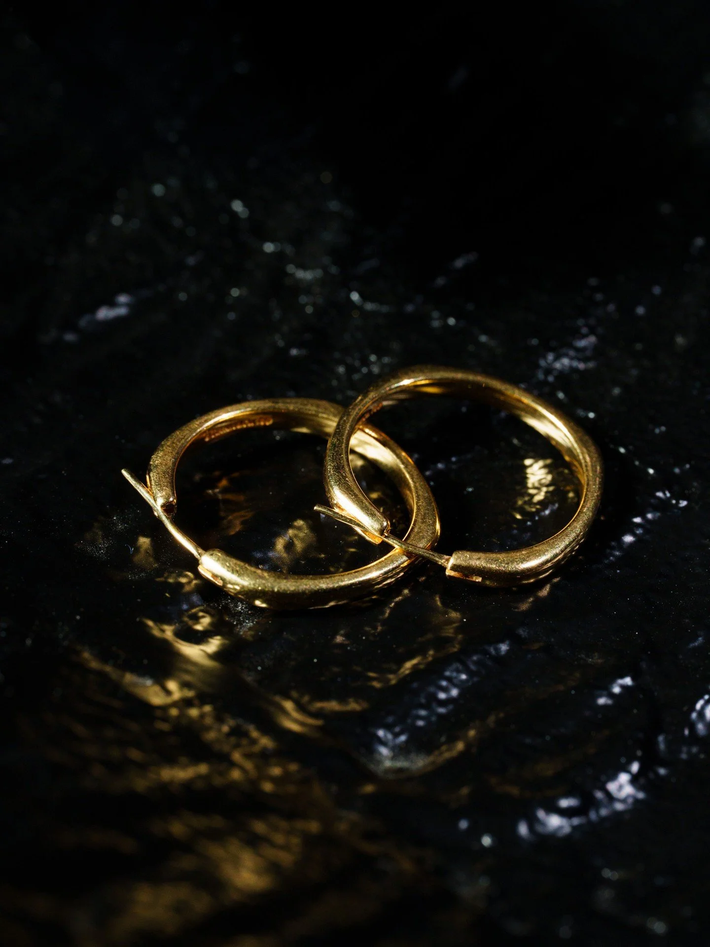 The gold market is always in motion. A pair of hoops like this has a different cash value today than it did last month, or even last week.

That's why we use real-time market data to provide a &quot;lock-in&quot; price. This gives you a top-tier offe