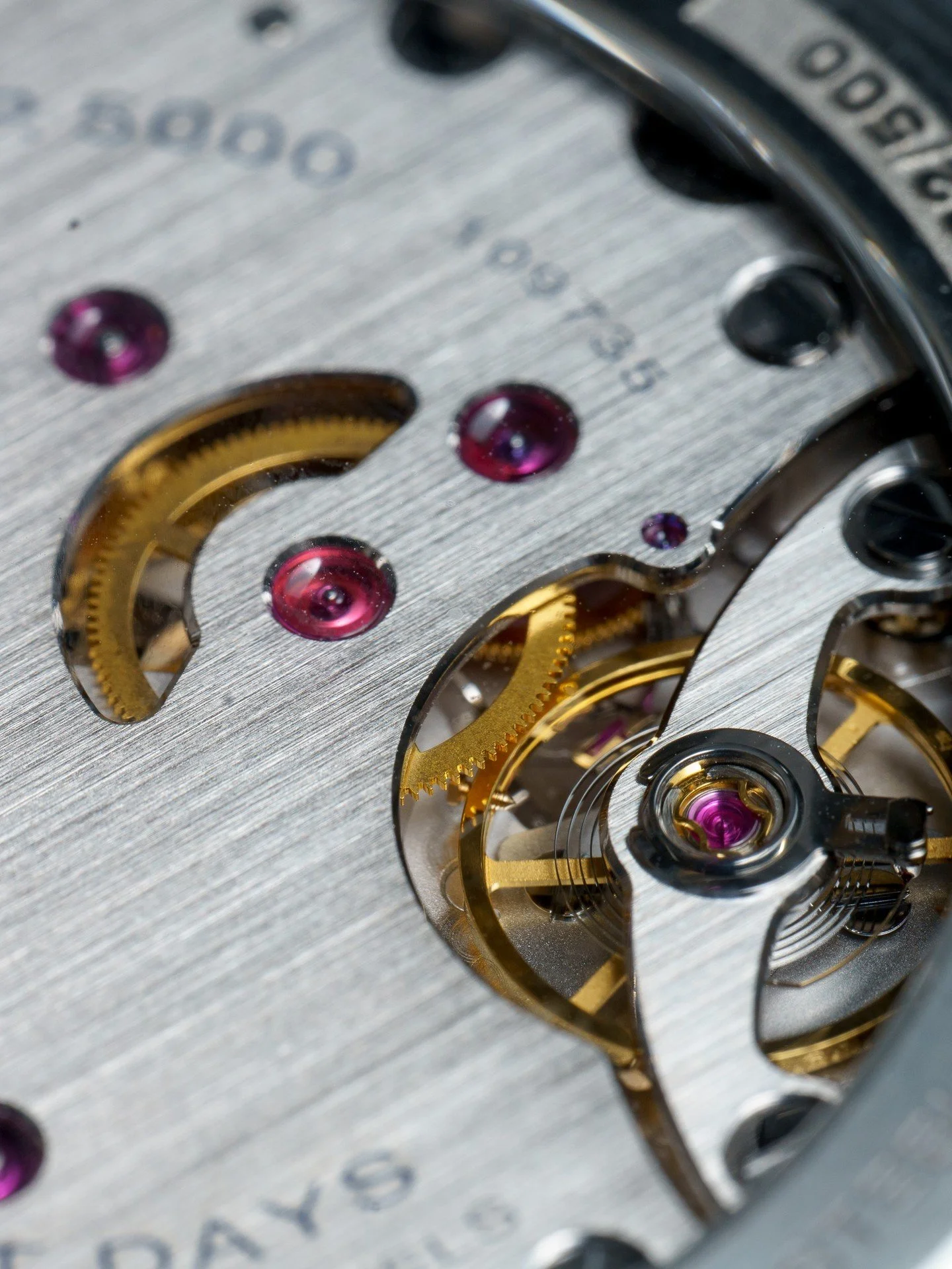 Engineering at its finest! Take a look inside this Panerai P.5000. 

Luxury jewelry at its best ✨