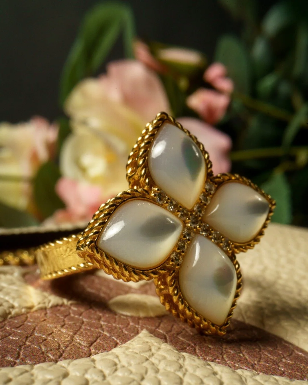 An outward statement, but an inward signature. Roberto Coin hides a ruby in every piece so it directly touches the skin. A private detail for a heavy piece.

Liquidating your fine jewelry? Send us a DM for a discreet, top-tier valuation today!