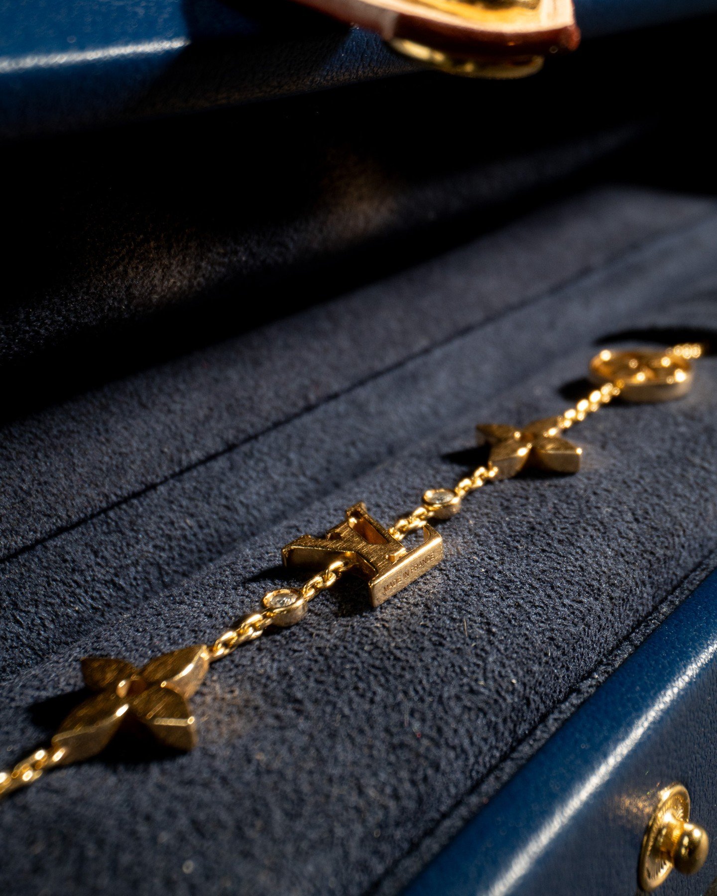 Classic Louis Vuitton ✨

Gold chain, subtle stones, and that signature LV detail that pulls everything together.