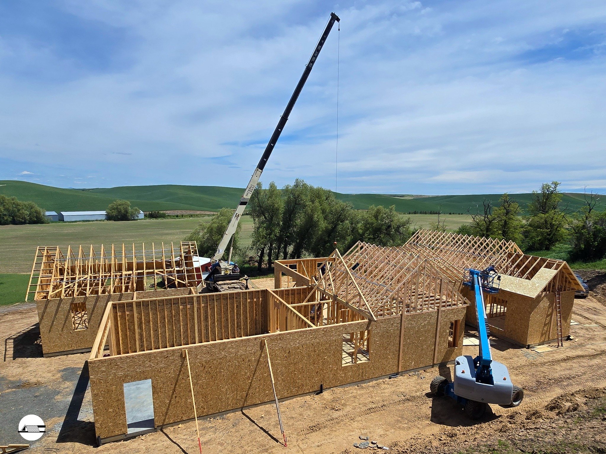 A beautiful βοΈ day to have the whole crew out framing this new home and accessory dwelling unit! #palouse #newconstruction #houses