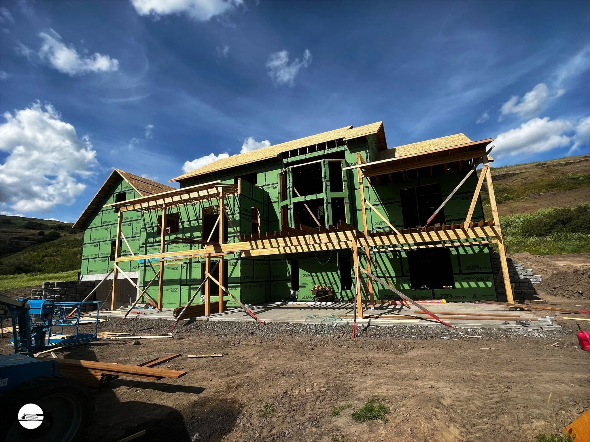 Tons of framing work on this huge custom home! 🔨🔨🔨 #framing #CustomHomes