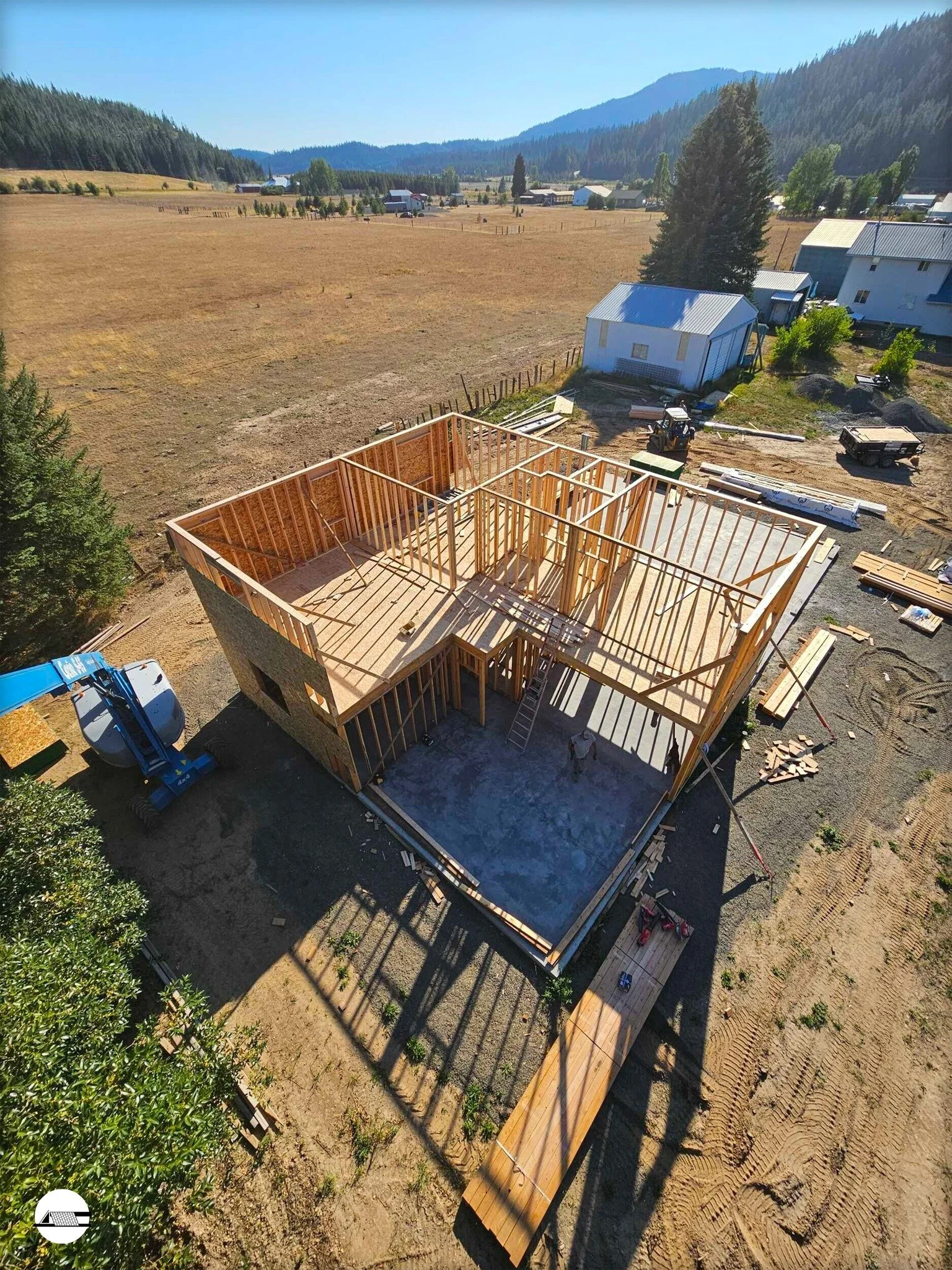 Framing up a great custom shop way out where the phone signals don't reach 🏘 This crew has been putting in the HOURS ⌚️ hammering through all of our current projects! #framing #newconstruction