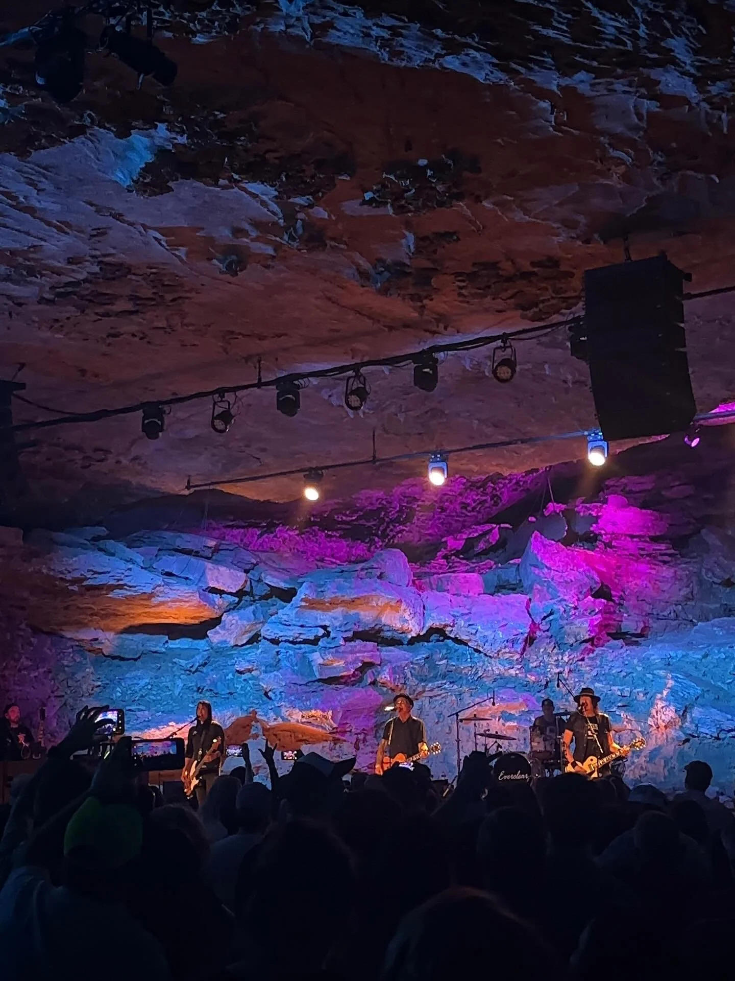 @everclear rocked out underground at @thecavernstn this past weekend! Be sure to catch them on the 30th Anniversary of Sparkle and Fade tour before it&rsquo;s over. Tickets at everclearmusic.com/tour 🤘✨

#relianttalent #relianttalentagency #reliantc