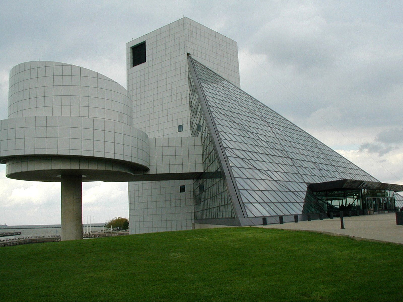 Rock_and_Roll_Hall_of_Fame_2003-2.jpg
