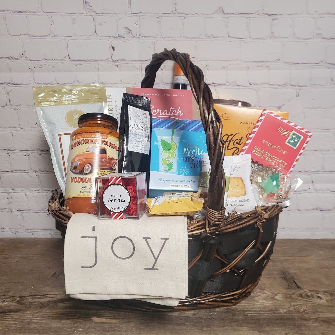 Holiday Favorites They're Guaranteed to Love ⁣
⁣
⁣
#jacksonwyoming #giftbaskets #gifts #giftideas #corporategifts #holidaybaskets #shopsmall #wine #chocolate #joy #giftsph #giftwrapping