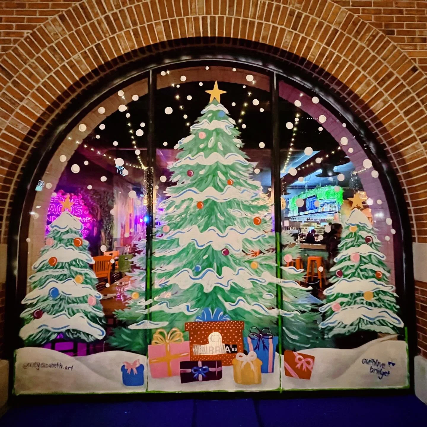 Had an amazing time this week creating this holiday window painting in DTO with @megelizabeth.art @cityarts_orlando @floridapaints &amp; @orlandomainstreets !! 🎄🎁🎅🏻 We will be back painting on Church St. next week so keep an eye out. Thanks @birr