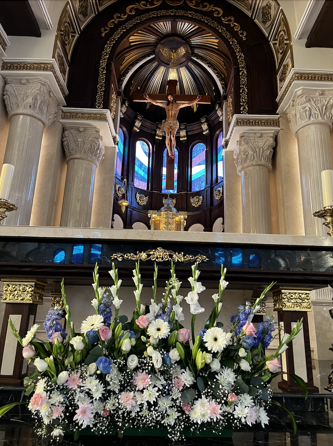 Arreglo floral para altar de iglesia en ceremonia de boda, con flores blancas y tonos pastel, diseño floral realizado por Petalia en Ciudad Juárez