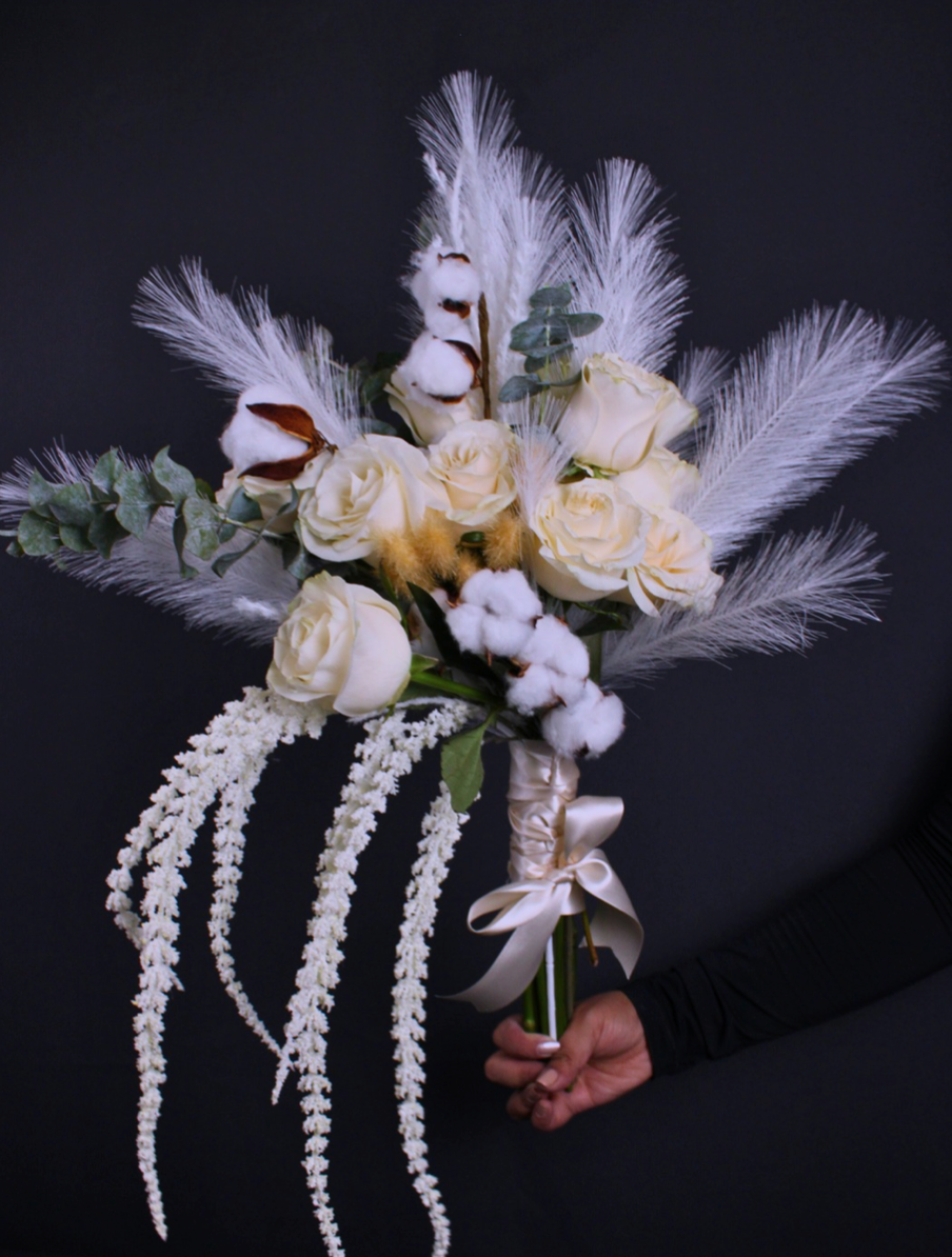Ramo de novia blanco con rosas, algodón y plumas, diseño floral contemporáneo elaborado por Petalia en Ciudad Juárez