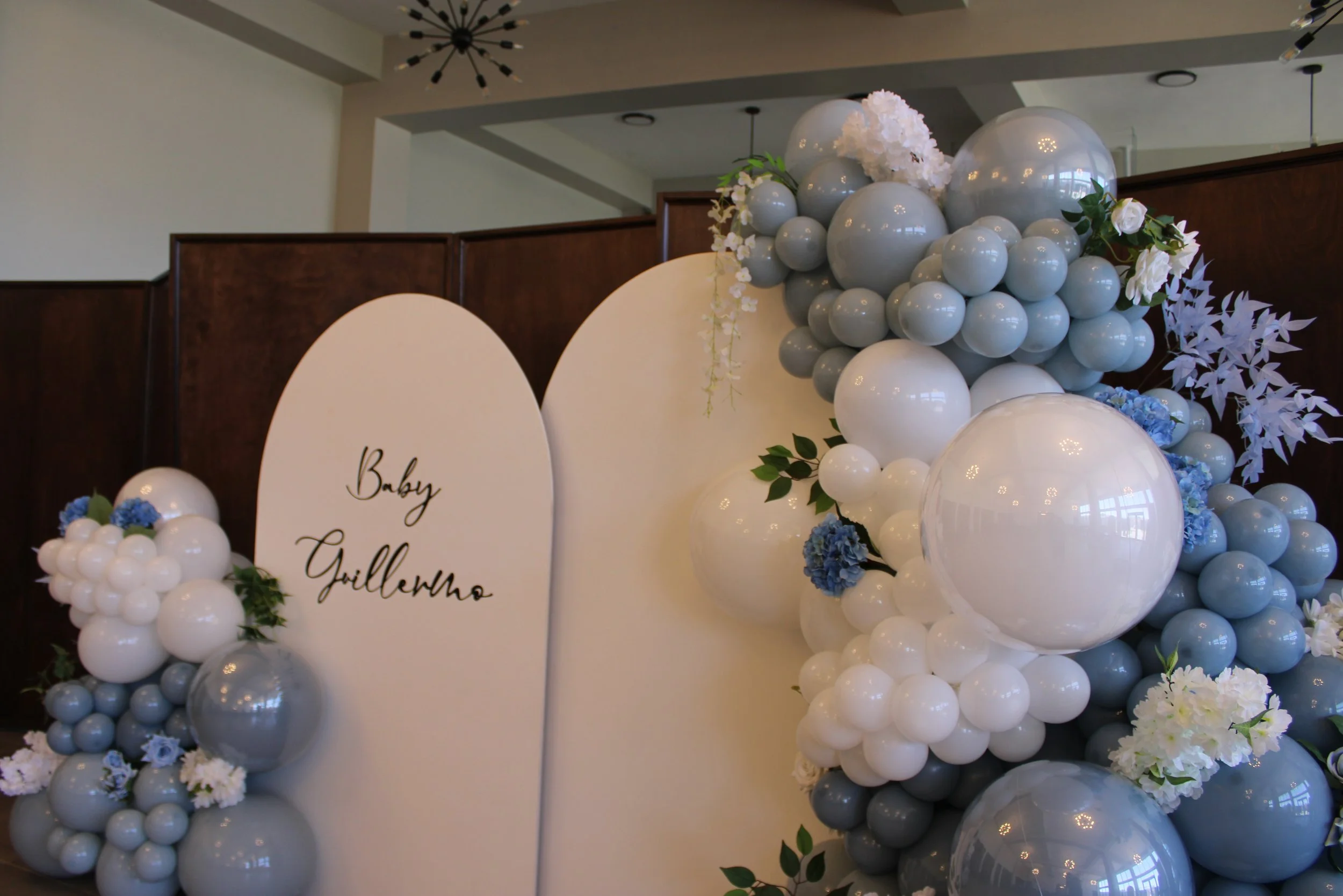 Mampara con globos azules con flores close 2.JPG