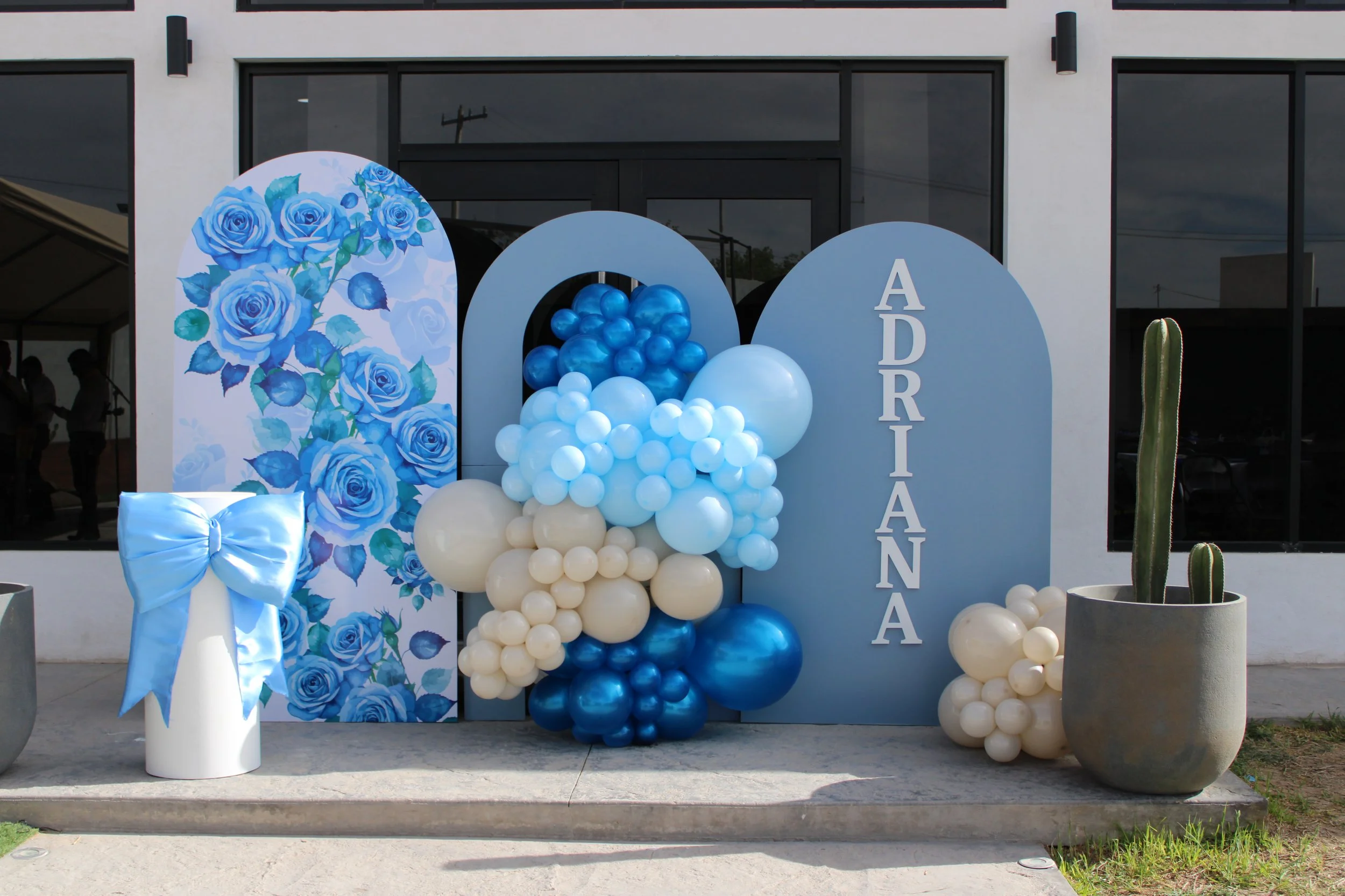 Mampara cumpleaños azul con globos.JPG