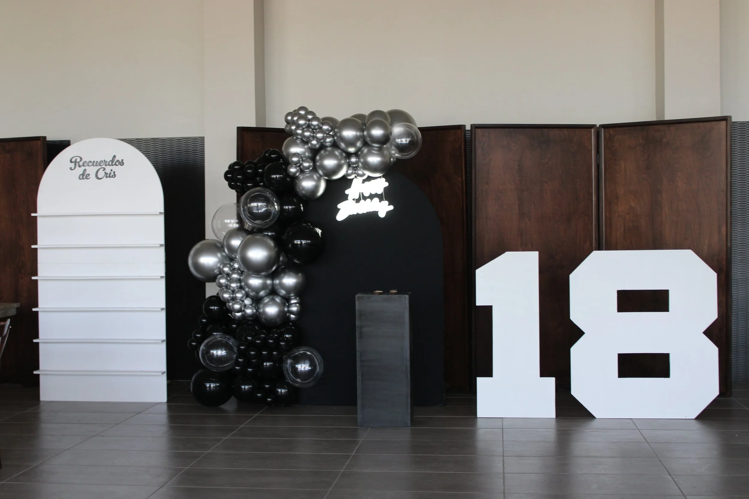 Mampara negra globos y 18 mimosas.JPG