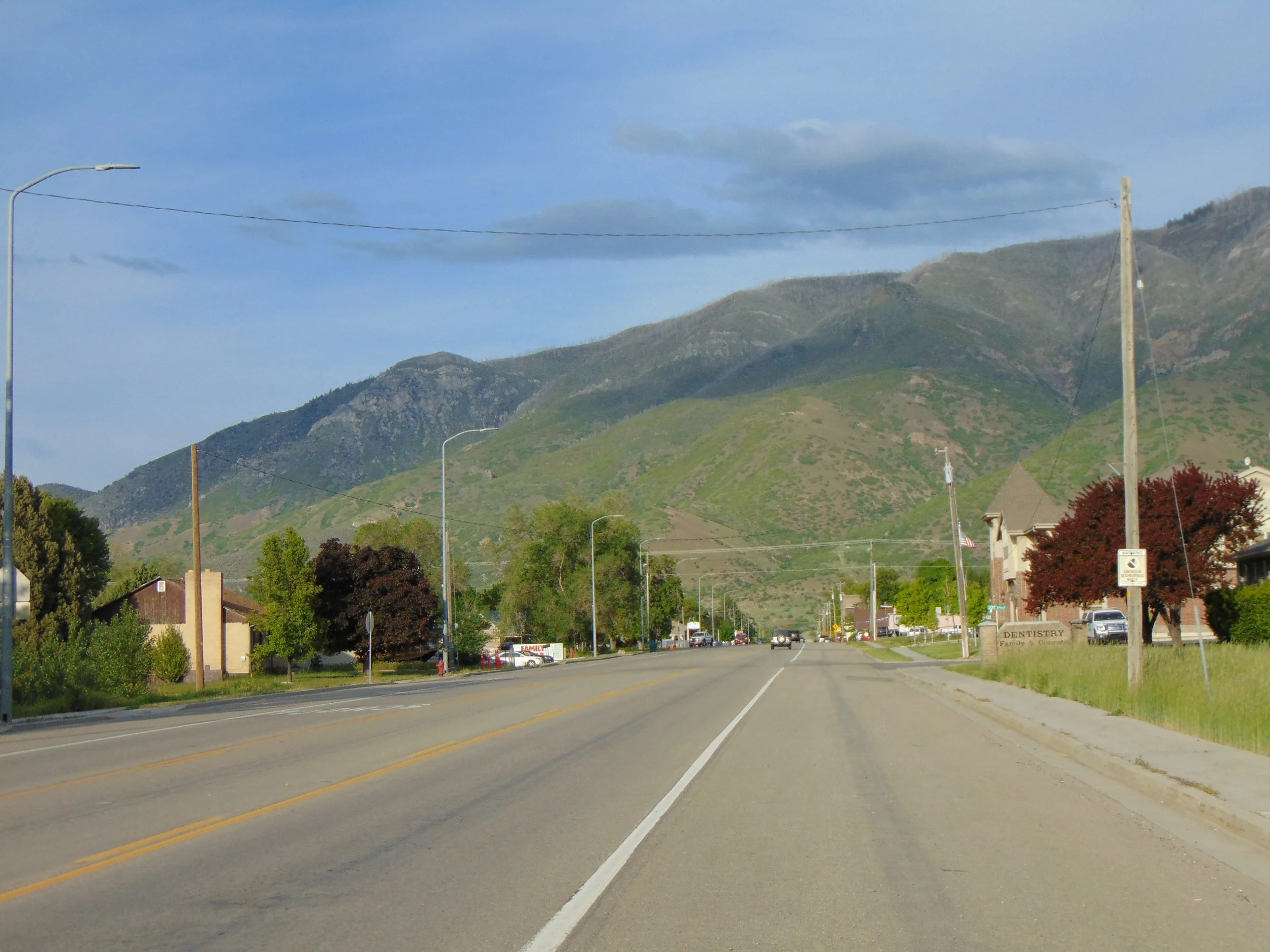 East_on_Main_Street,_Santaquin,_Utah,_May_16.jpg