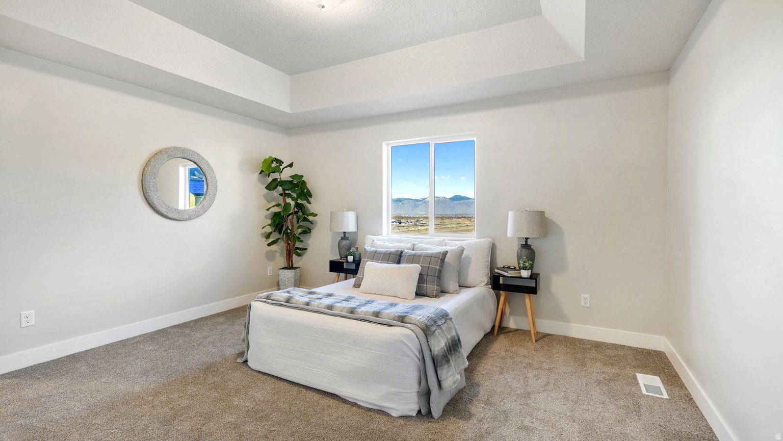 949 N 215 W - Room.jpg