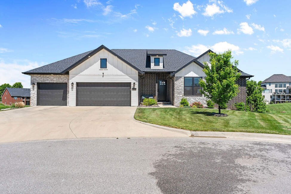 Custom-built home in Lions Gate Springfield MO