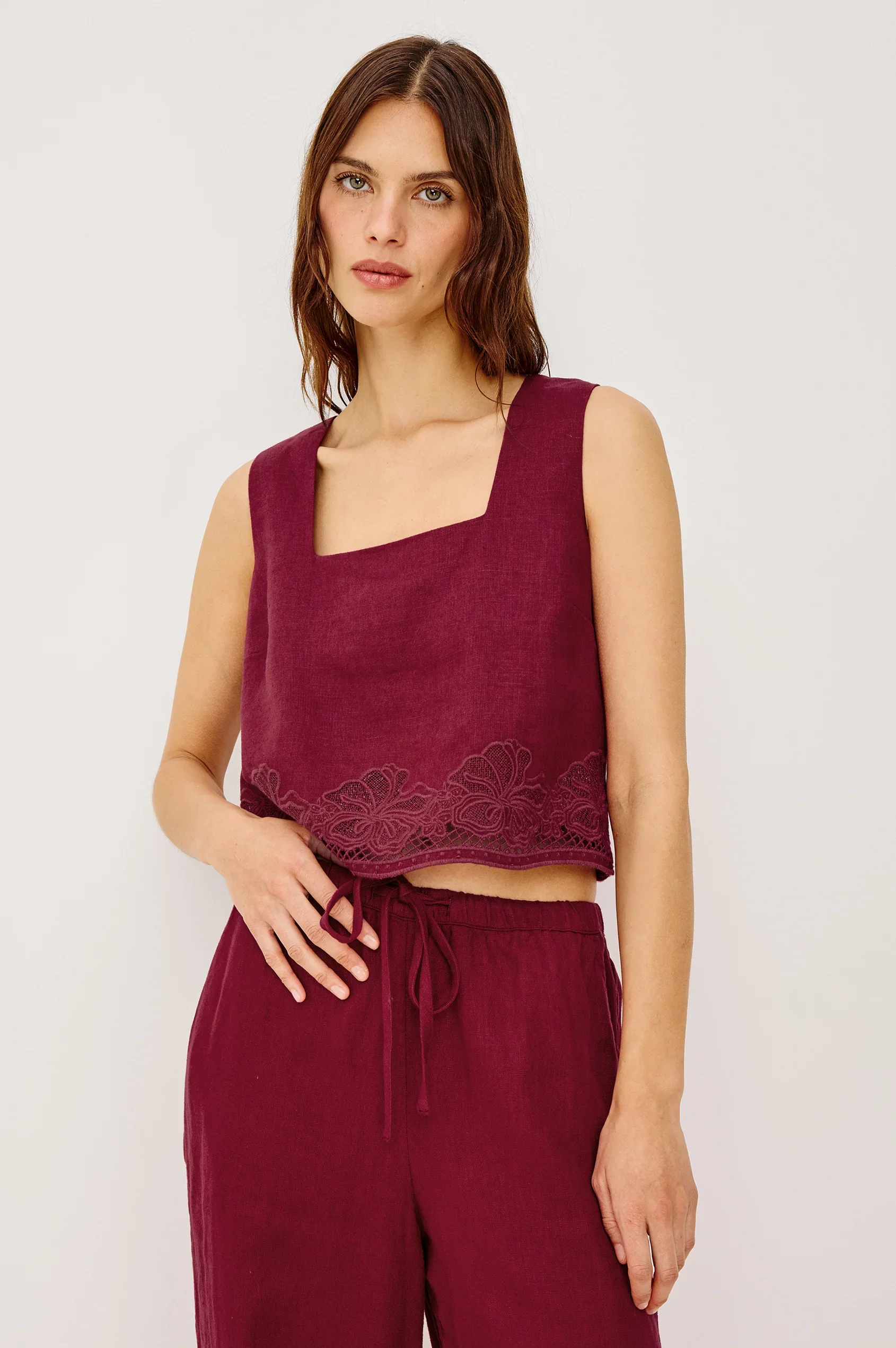 AKIRA-BERRY-HIBISCUS-EMBROIDERY_1_229-615C-8575.webp
