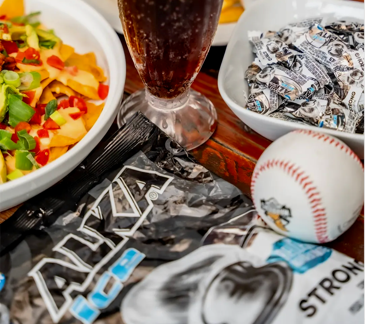 Arcor Alka Ice mints placed beside a meal, highlighting their refreshing taste as a complement to food.