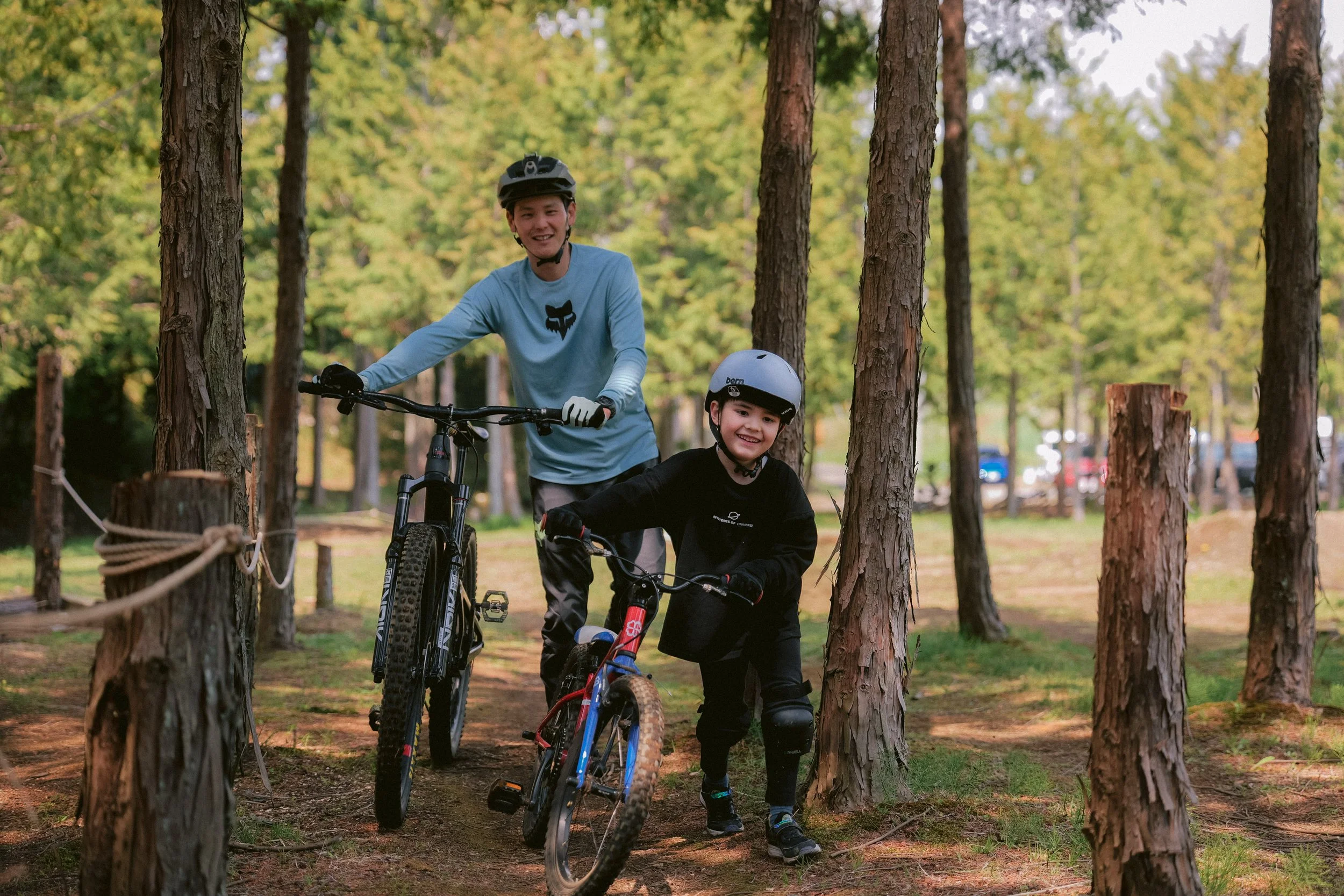 マウンテンバイクに乗る親子の写真