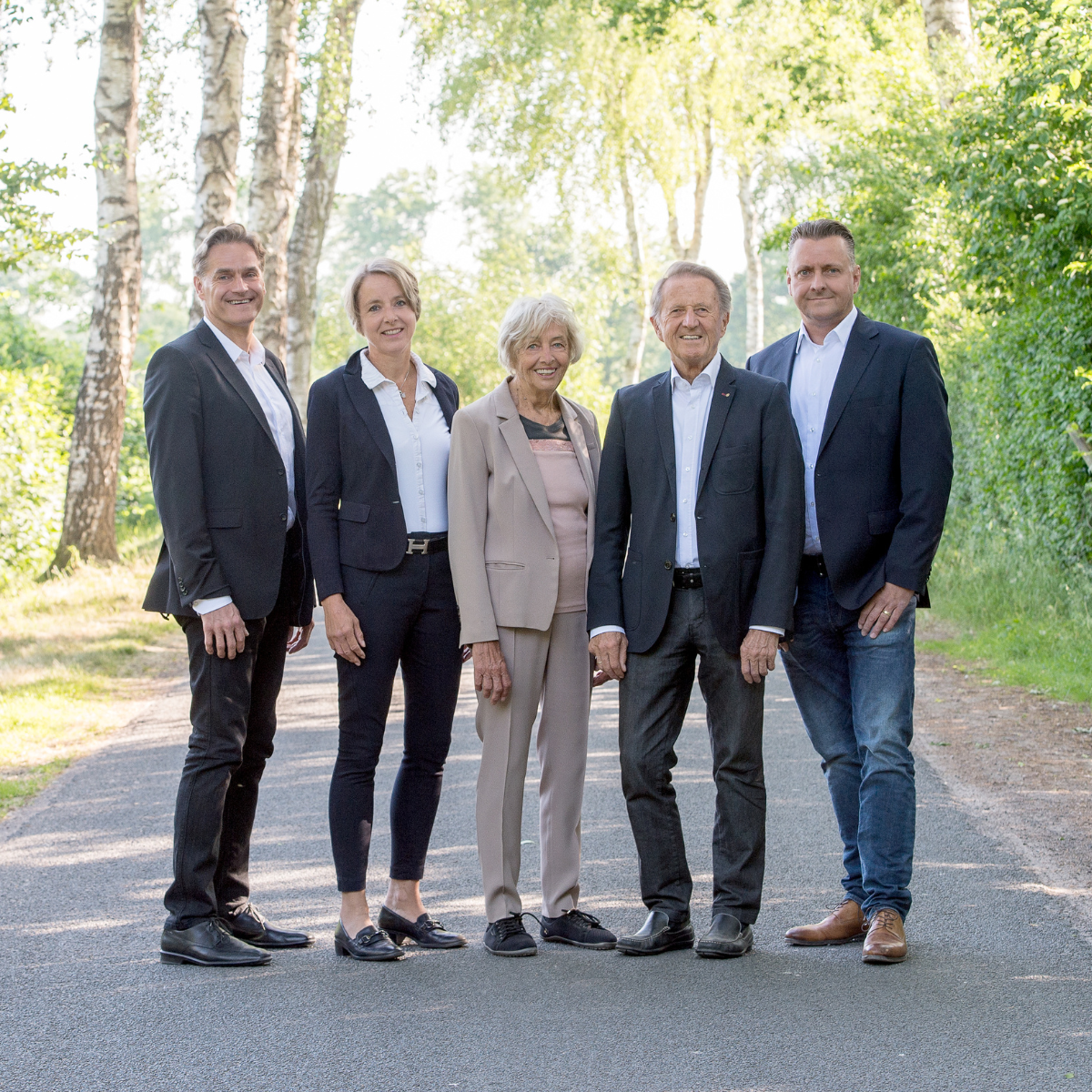 Drei Generationen der Familie Thomas stehen auf einem Weg in Bremervörde und lächeln in die Kamera. Es sind zu sehen von links nach rechts: Boris Thomas, Pirka von der Wense, Marianne Thomas, Wilfried Thomas und Gunnar Thomas