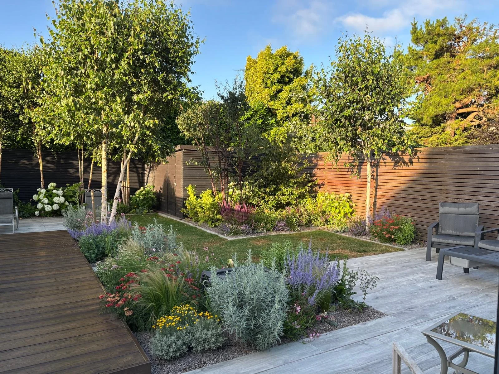 Loose, colourful gravel planting 