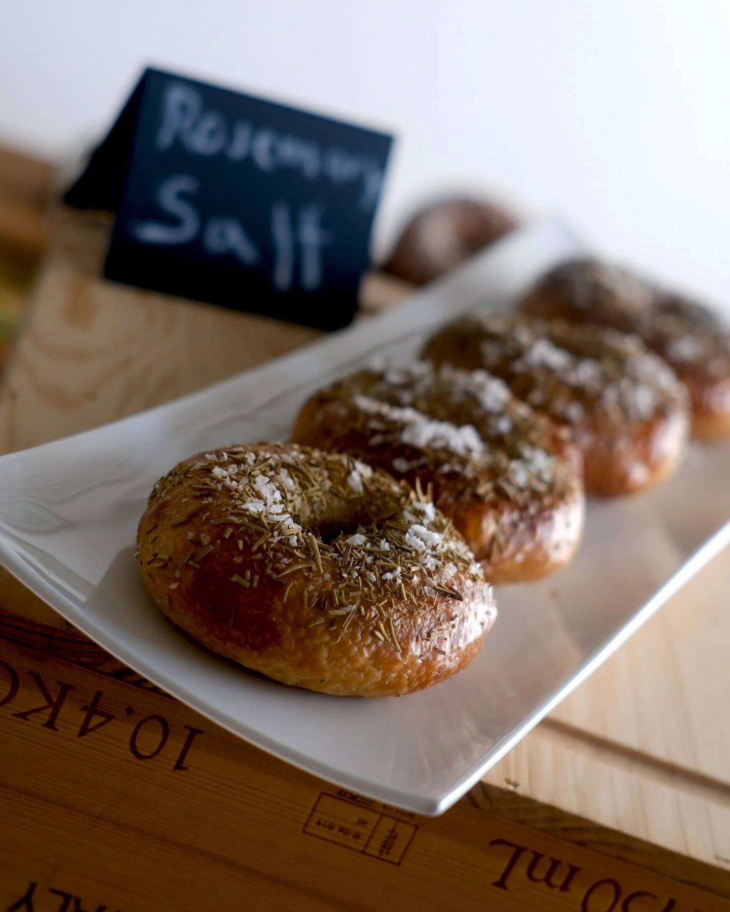 Happy Friday 🥯🥯🥯 ❤️❤️❤️!

We'll be open in ROCKPORT this weekend - SAT AND SUN 8 AM TO SELLOUT -
1 WHISTLESTOP MALL

BAGEL OF THE WEEK:
🧀Asiago 🧀 - cheesy inside and out!

PRE-ORDERING:
www.hotplate.com/saltysbagels (see link in bio)

#loveourcu