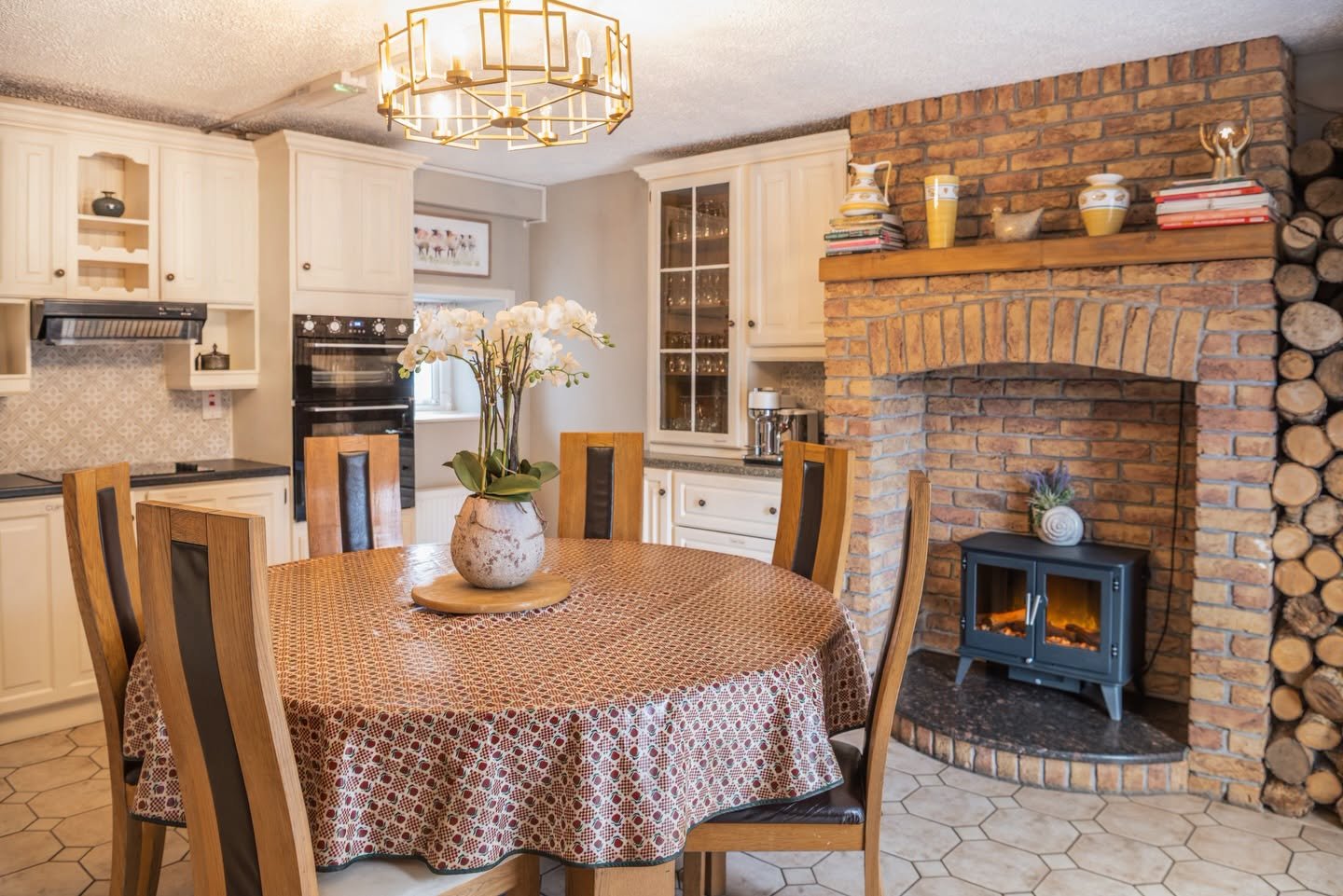 Morning vibes only in our farmhouse county kitchen with coffee at @fitzofinch