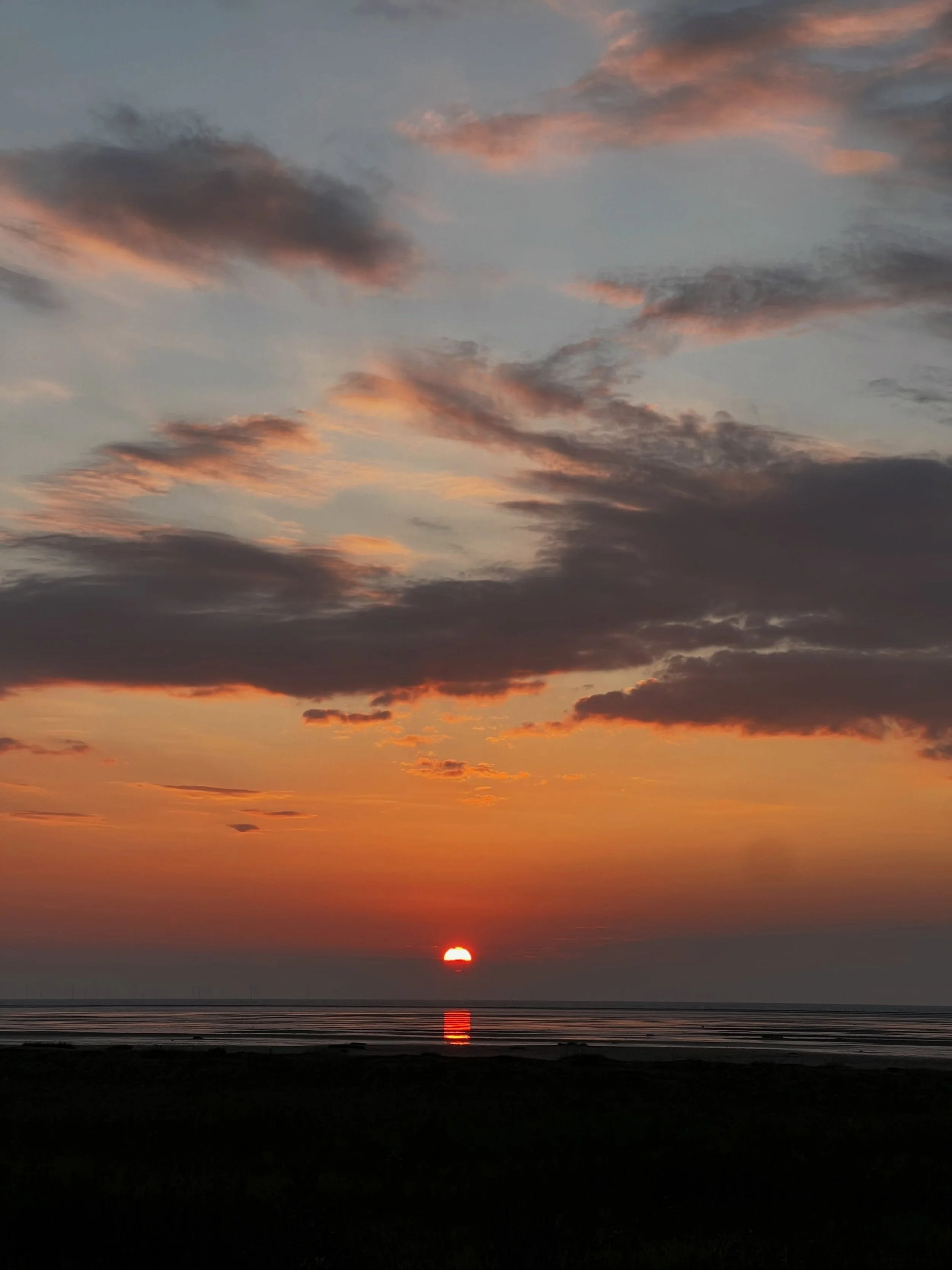 Was just in time to catch another beautiful Hoylake sunset this evening 🥰. This is such a grounding moment in the day and a great end to what&rsquo;s been a busy week &hearts;️. #hoylakebeach  #wirralsunsets  #adhdtherapist #hoylakesunsetsarethebest