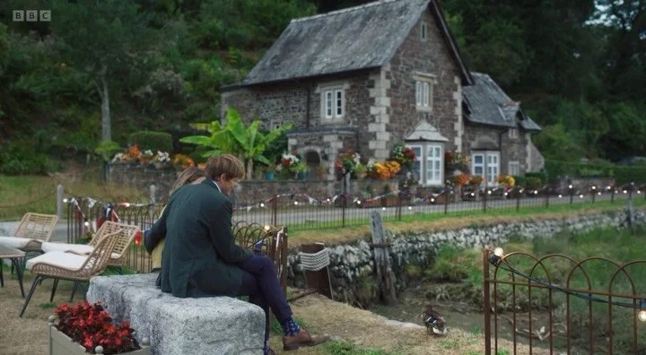 Did you spot Pentillie on your screens last night? 👀

The first episode of Beyond Paradise Series 4 aired yesterday, and you may have recognised Quay Cottage which is Anne&rsquo;s (Barbra Flynn) riverside home. 

As teased, it&rsquo;s set to welcome