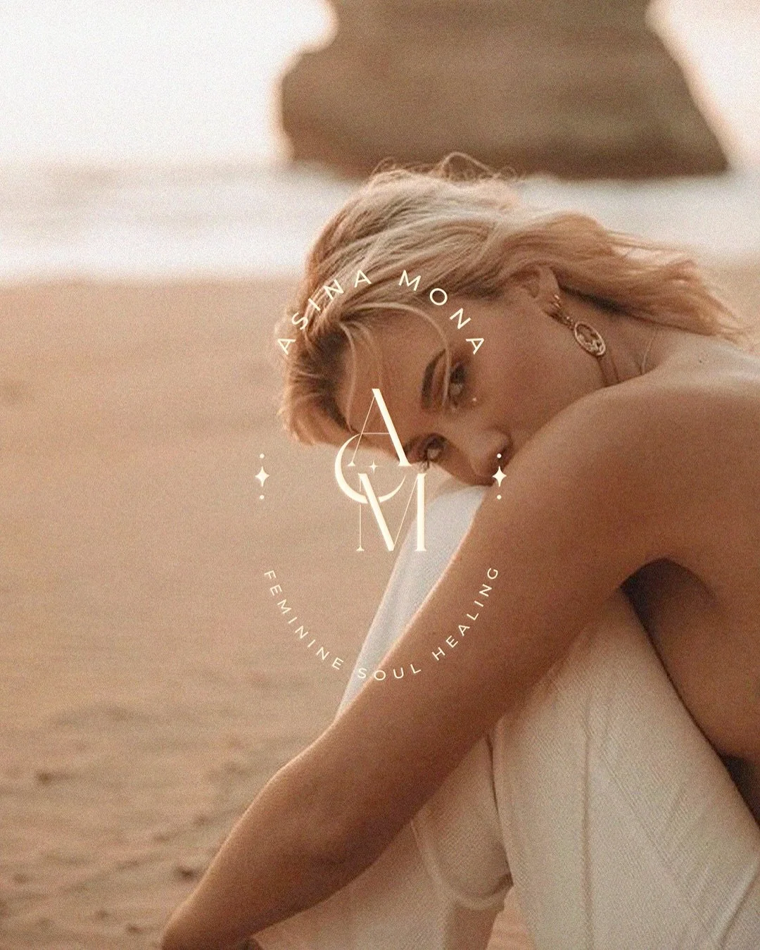 ✨&nbsp;Lange habe ich mich hinter meinem Namen, meinem Licht, meiner Wahrheit versteckt.

Aus Angst, zu viel zu sein. Oder nicht genug.
Es war ein heilsamer Teil meiner Reise &ndash; und ich bin zutiefst dankbar f&uuml;r all die Schritte, die mich hi