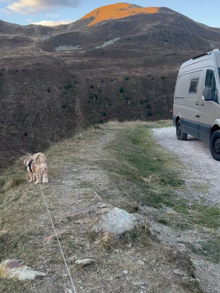In the beautiful mountains of Italy ⛰️🇮🇹

#VanLife #vanlifeeurope #nomadelife #wildcamping #nomaddog #traveldog #italy