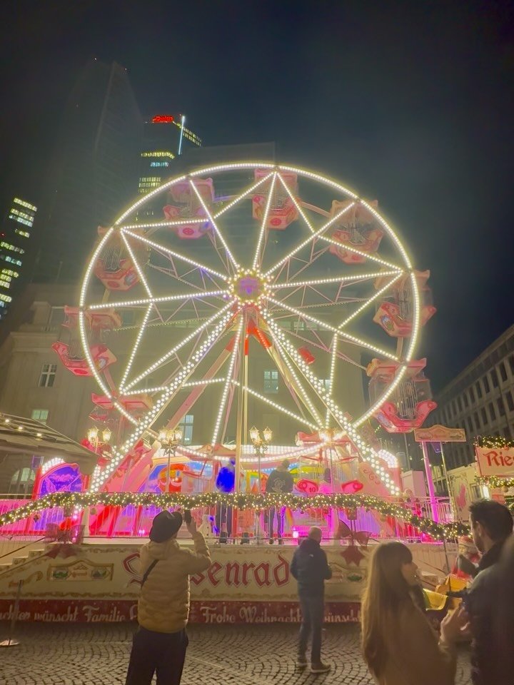 Christmas market roadtrip through Germany with sis 🎄
@t.b.mattesen 
Frankfurt, D&uuml;sseldorf, L&uuml;beck and Kiel 🤩

#VanLife #vanlifeeurope #nomadelife #wildcamping #nomaddog #traveldog #christmasmarket #germany