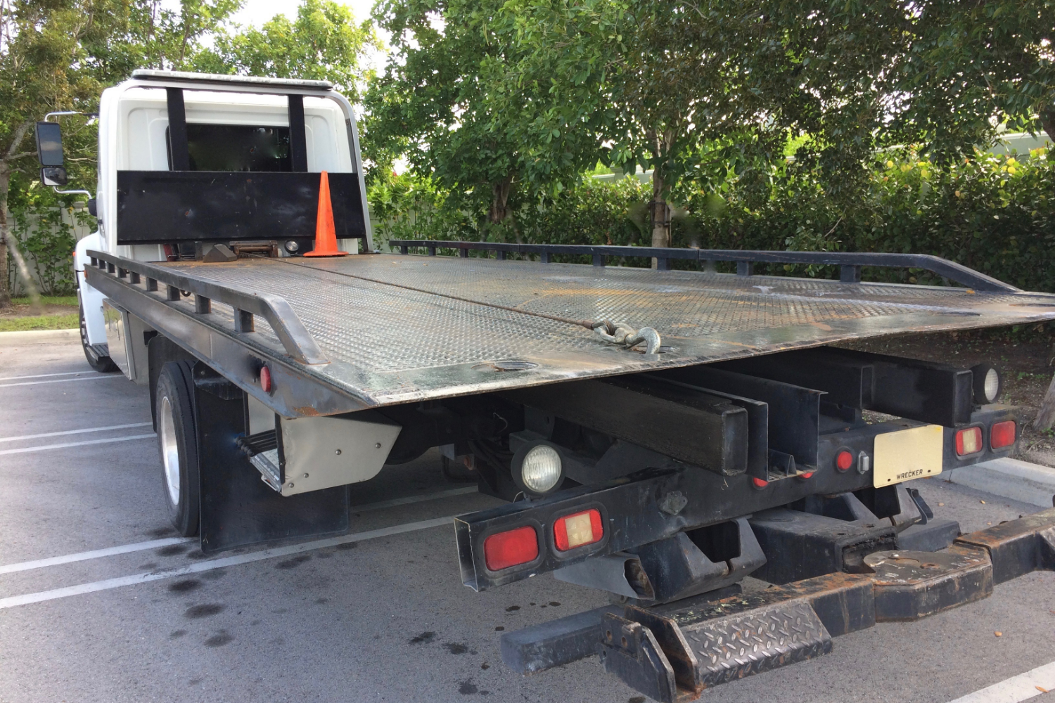 Choosing Between Flatbed, Wheel-Lift, and Flat-Tire Tow Trucks: What’s Right for Your Vehicle