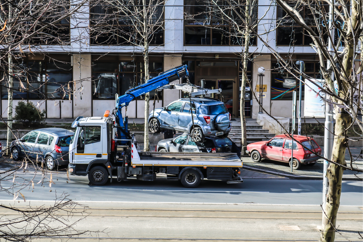 Roadside Assistance for Electric &amp; Hybrid Vehicles — What Towing Companies Should Know