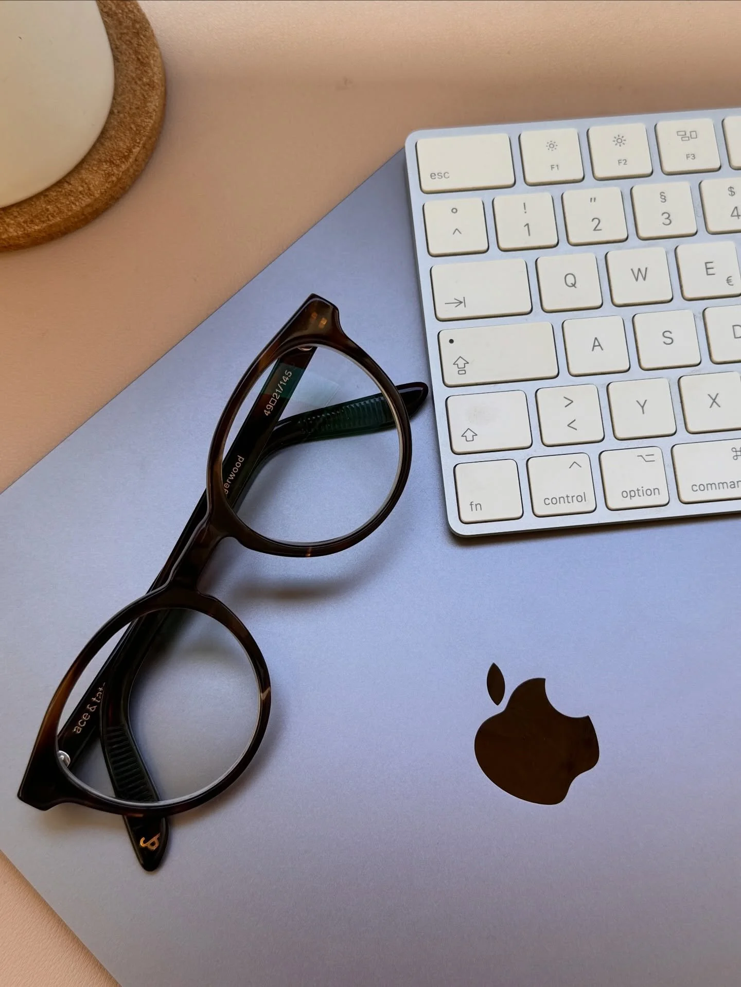 Kleiner Gru&szlig; vom Schreibtisch. 👋🏼
Hier lese ich gerade das Manuskript zu einem meiner n&auml;chsten Auftr&auml;ge und bin schon ganz ungeduldig, endlich mit der &Uuml;bersetzung anzufangen.

_____________
#bookstagram #literatur&uuml;bersetzu