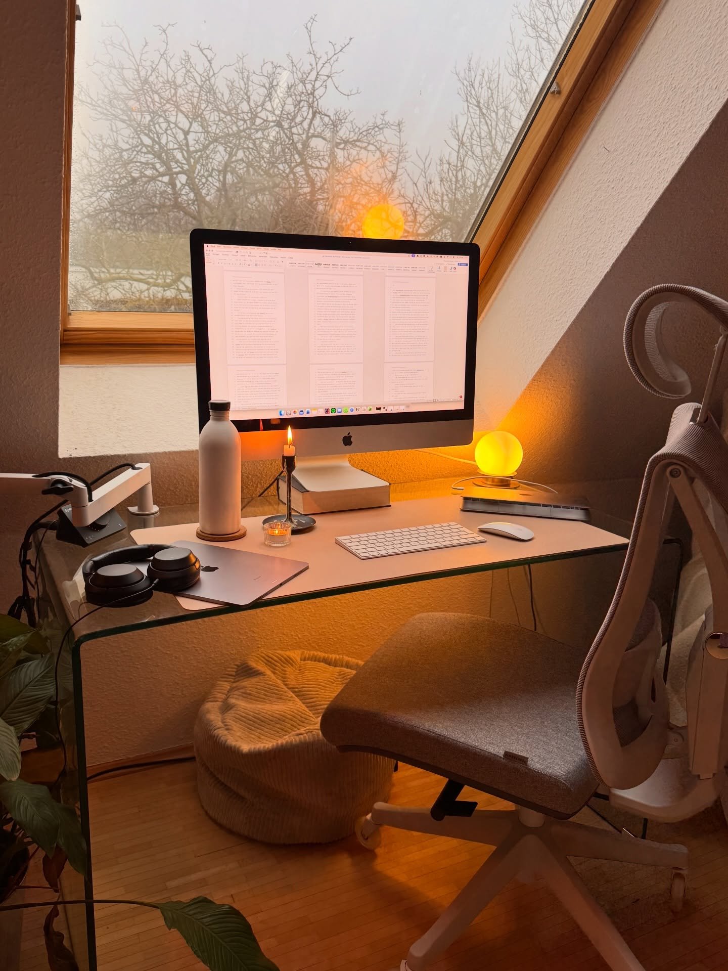 Abgabetag 🥳

Nach ein paar letzten Schliffen und der Umbruchkontrolle w&auml;hrend meines Coworking Streams habe ich eben meine neuste Roman&uuml;bersetzung abgegeben. 

Ich bin so stolz auf diese Arbeit, denn hier konnte ich alle Register ziehen, u