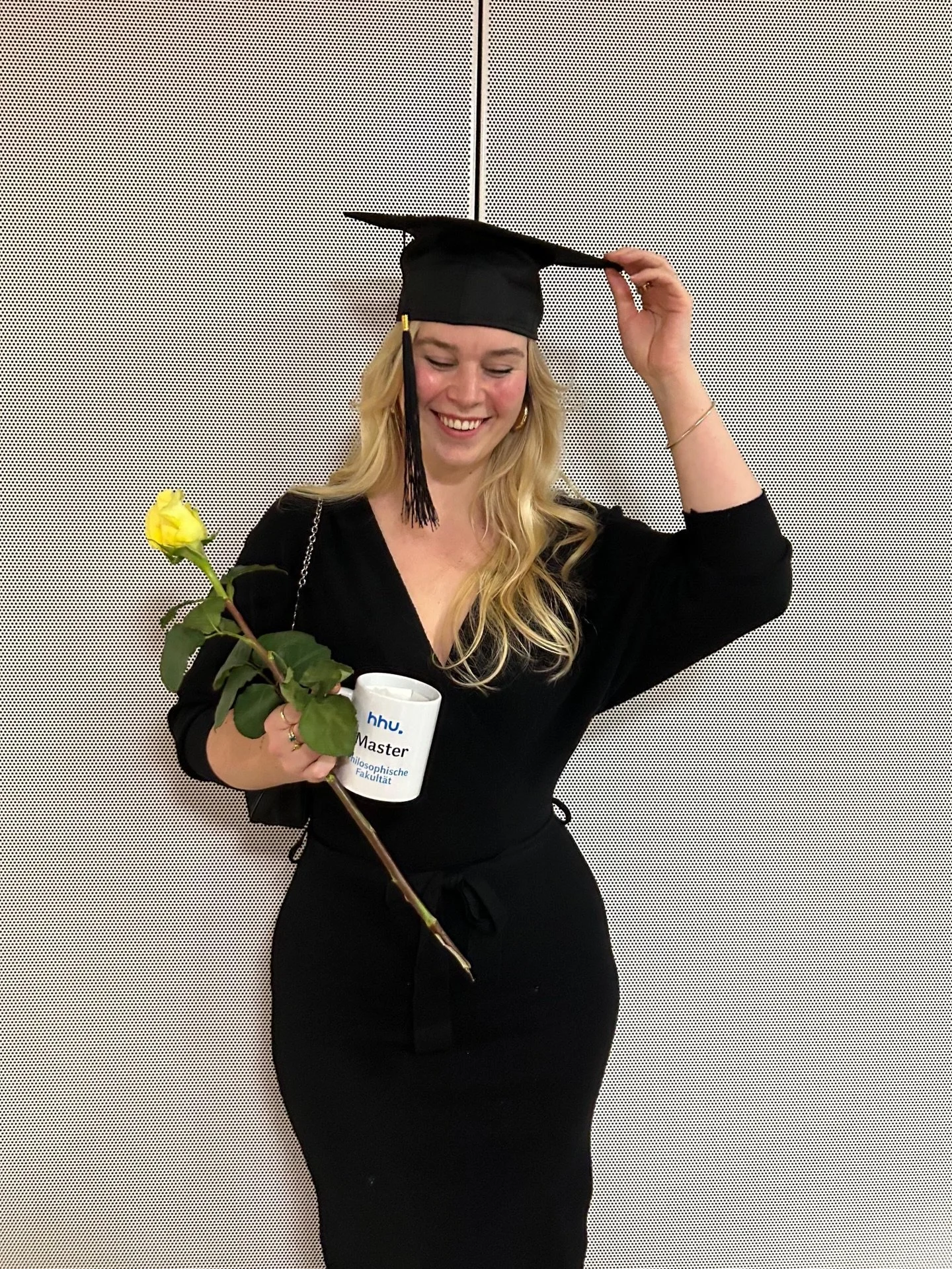 Examensfeier 🎓

Nach 9 Jahren schlie&szlig;t sich das Kapitel Studium f&uuml;r mich nun endg&uuml;ltig. Und obwohl ich drei Abschl&uuml;sse gemacht habe, durfte ich gestern meine erste Examensfeier besuchen und meinen Abschluss feiern. Ich hatte ein