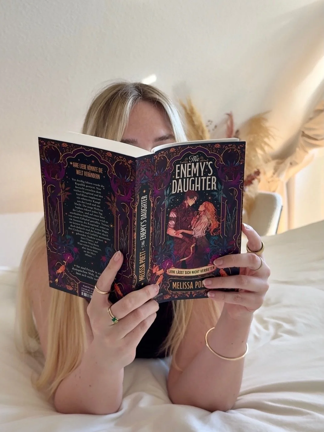 Endlich ist es soweit, am 26.05. erscheint &bdquo;The Enemy&lsquo;s Daughter&ldquo; von @melissawritesya in meiner &Uuml;bersetzung bei @dragonflyverlag 🌿🏹 Und ich bin hin und weg von diesem wundersch&ouml;nen Buchcover!

Die Geschichte von Isadora