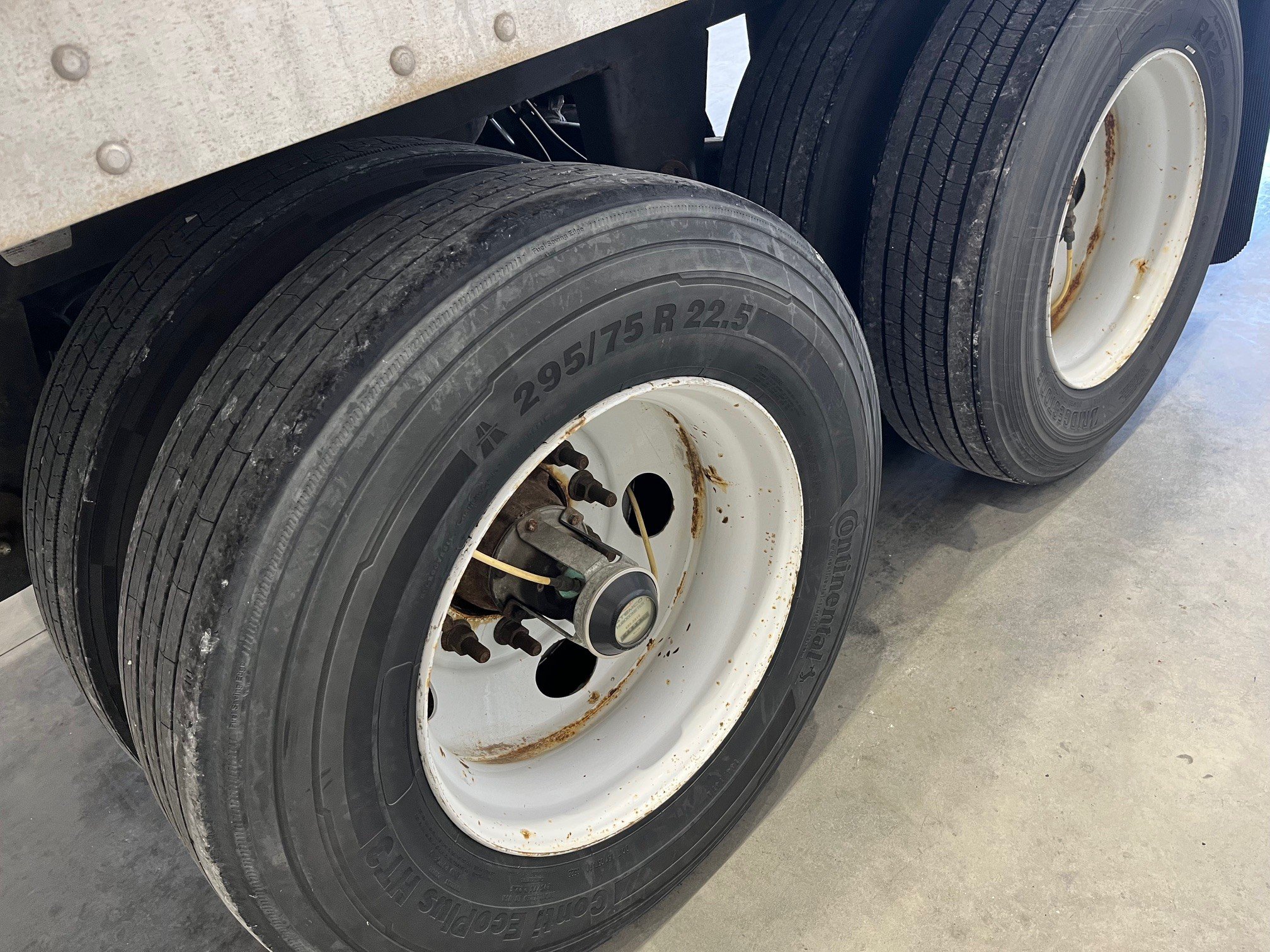 AV2986 DR SIDE TIRES _ 2.jpg