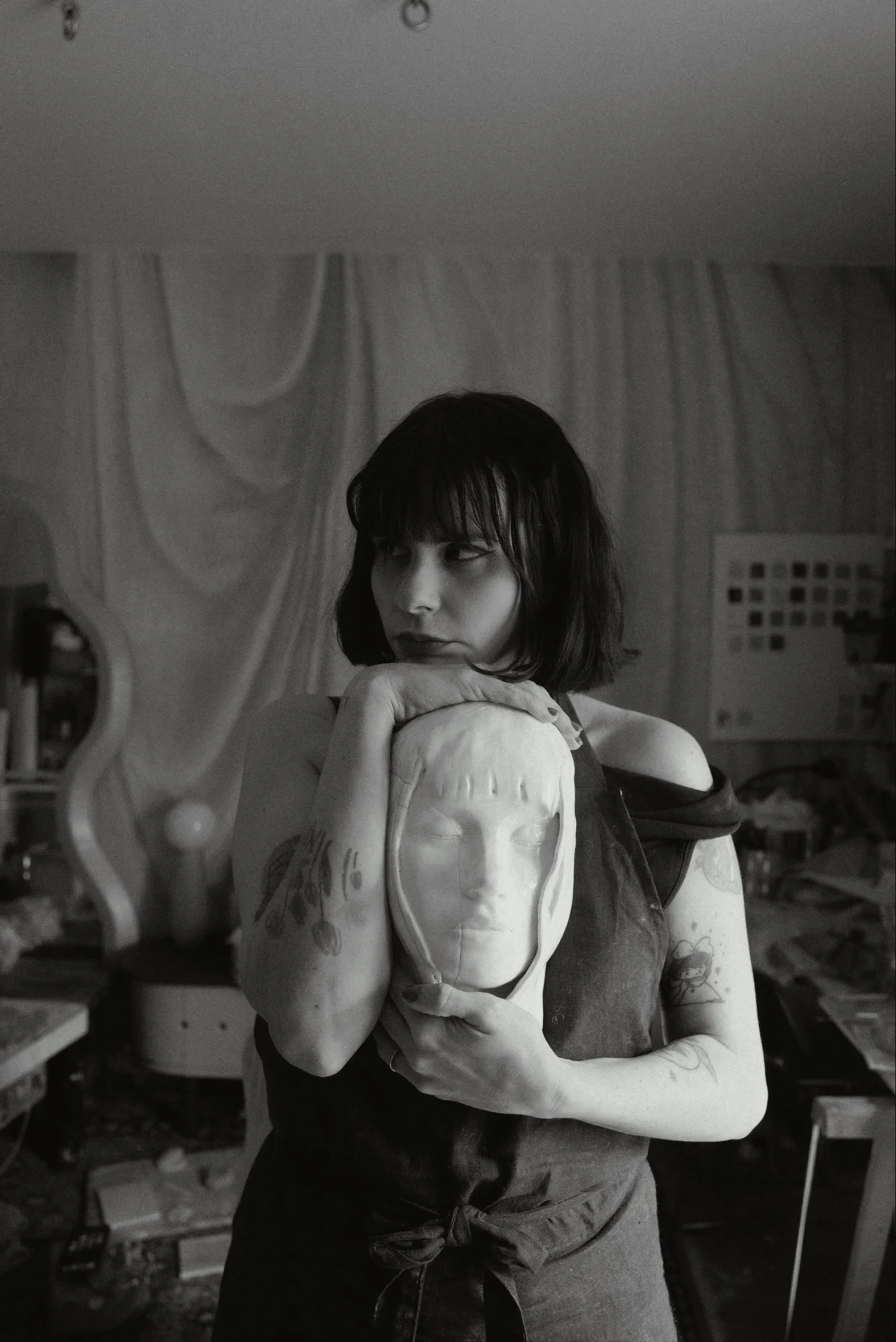 Portrait de Natacha Birds dans son atelier, tenant un buste en céramique