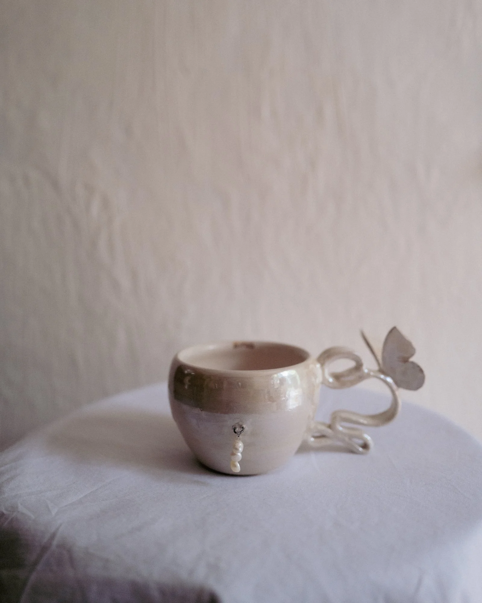 tasse en faïence, lustre nacre.